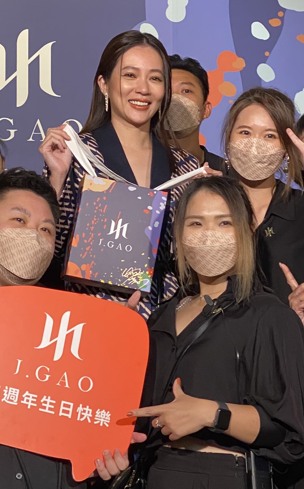 記者會後高宇蓁和同事拍合照,男友也在身後開心合影。