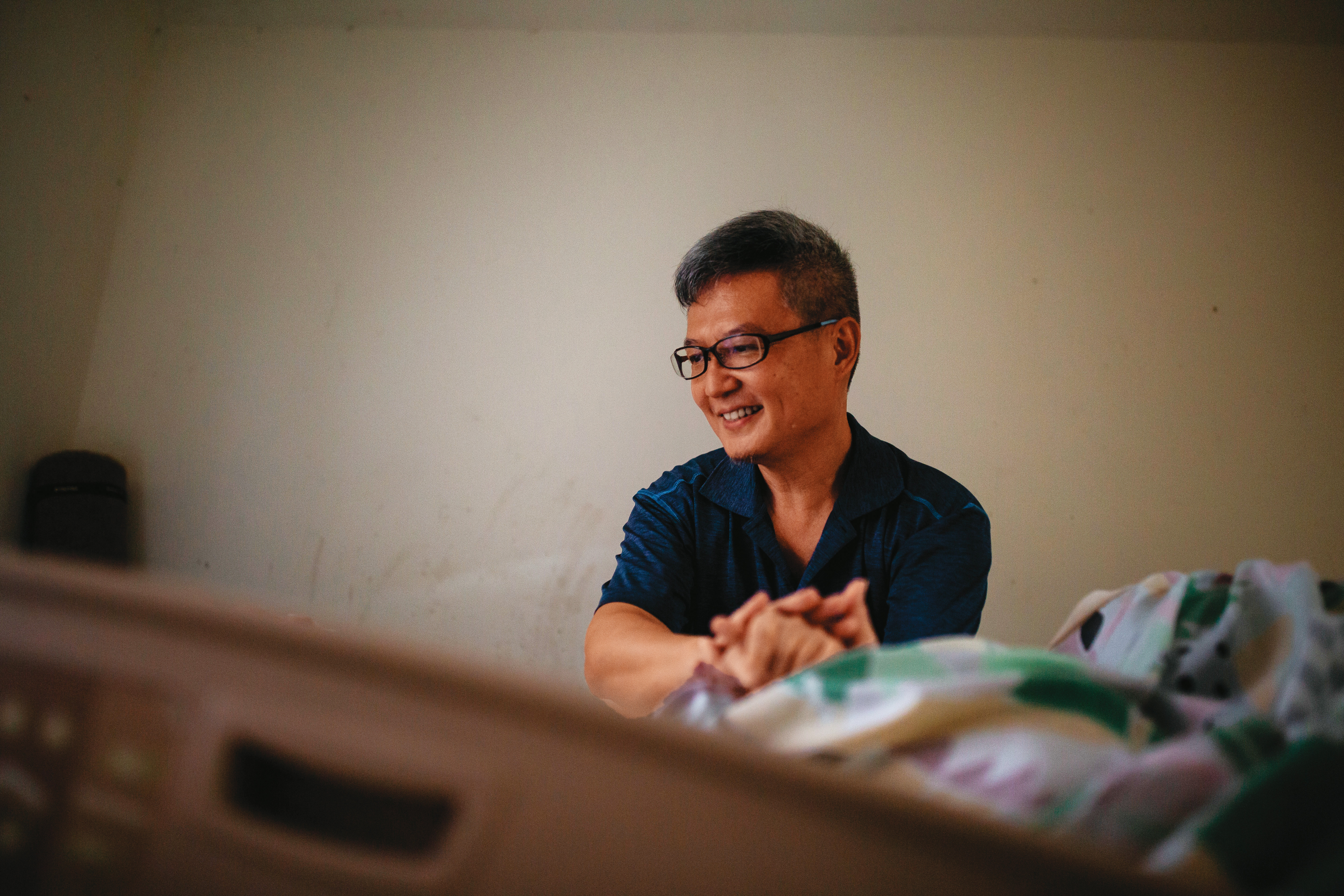 嘉孟跟媽媽閒話家常，極為珍惜這段在家自己照顧母親的時光。（鄒保祥攝）