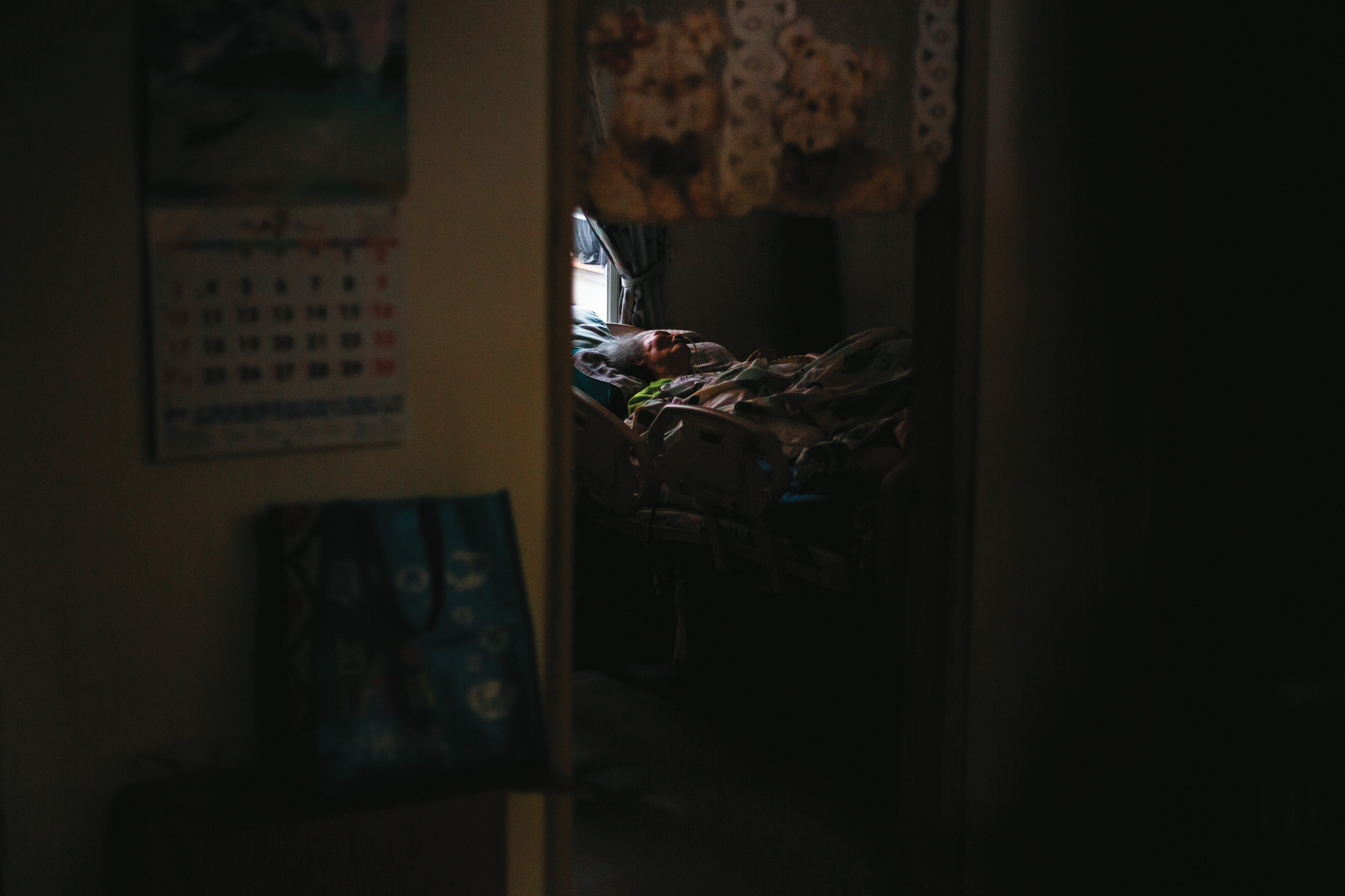 停止餵食後，嘉孟母親的生命在倒數，嘉孟夫妻倆就在一旁守候著。（鄒保祥攝）