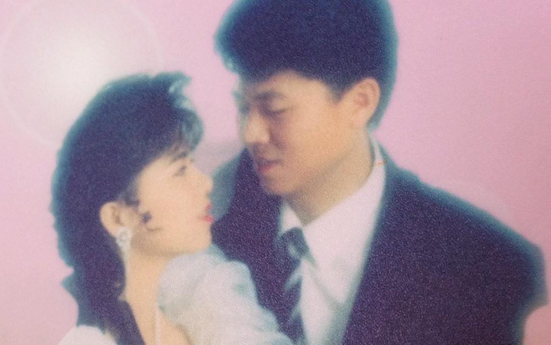 謝龍介在七夕情人節曬出與老婆李佳芬的放閃照,照片曝光引發網路熱議。(翻攝自謝龍介臉書)