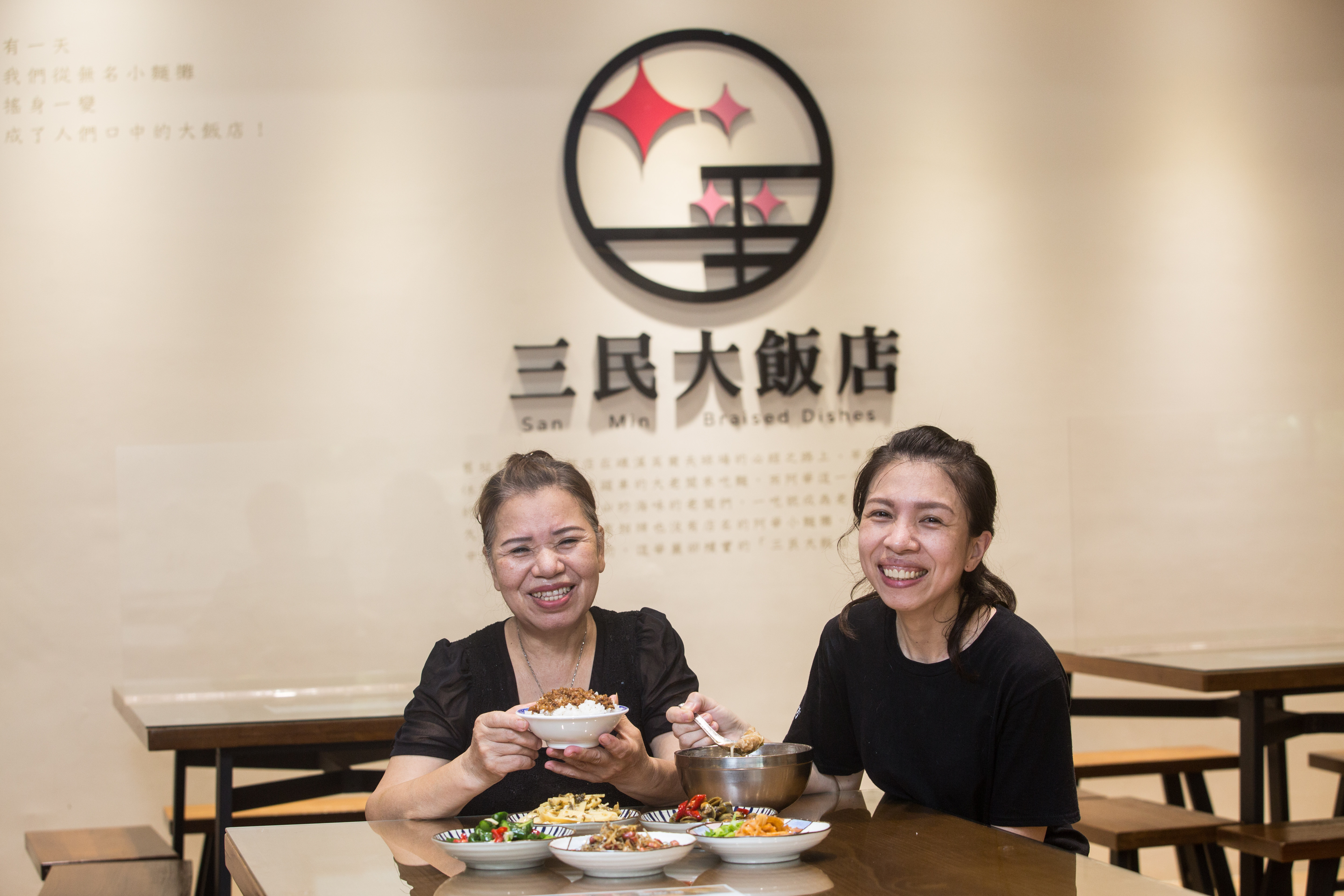  34年前，簡彩華（左）為獨力養大3個女兒創業賣小吃，如今女兒賴庭甄（右）接班，搬移店址，只賣5小時，生意更好。