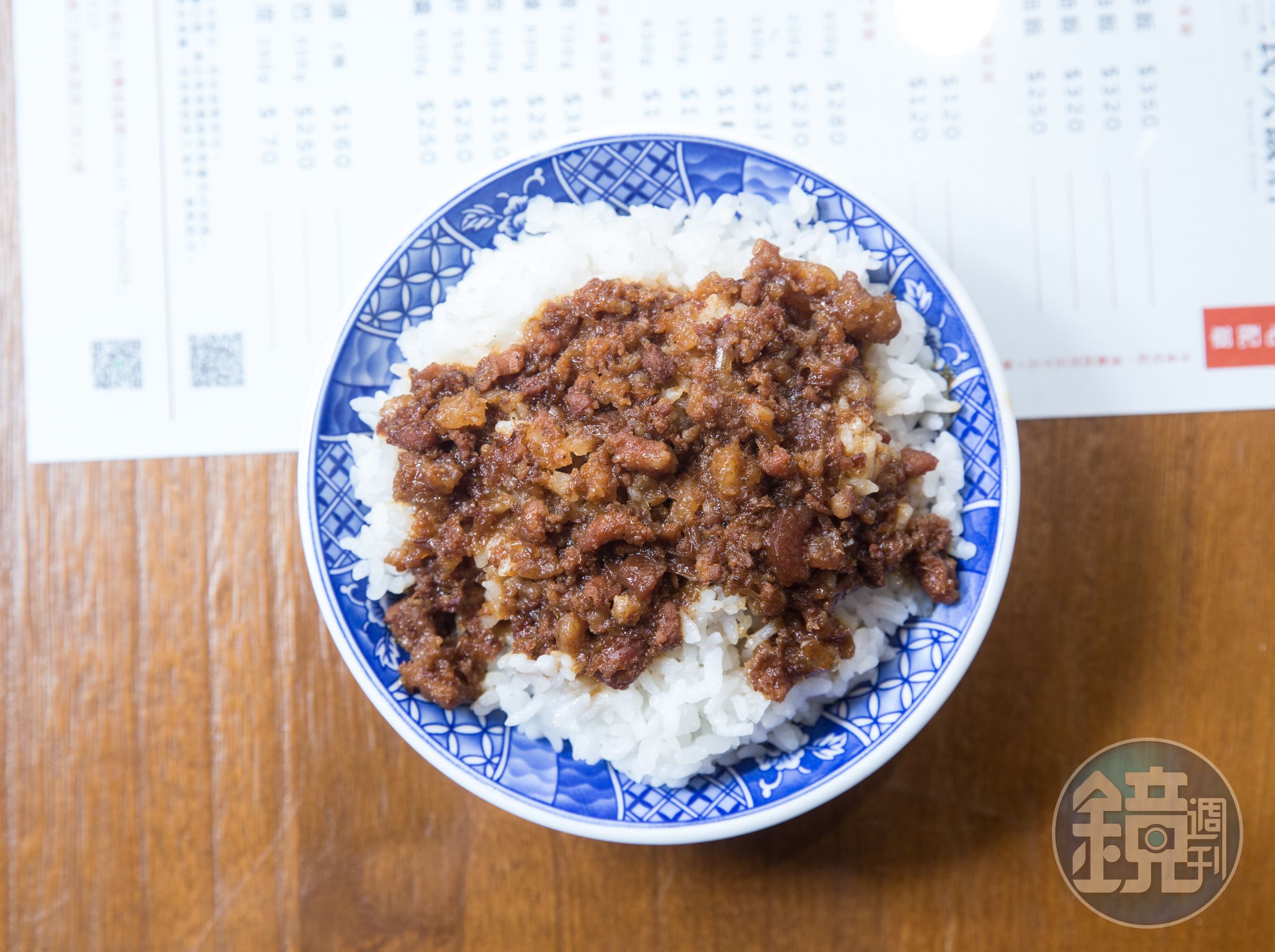 滷肉飯是三民大飯店的招牌之一，採用半肥半瘦的豬肉，不會過於油膩。（滷肉飯25元/碗）