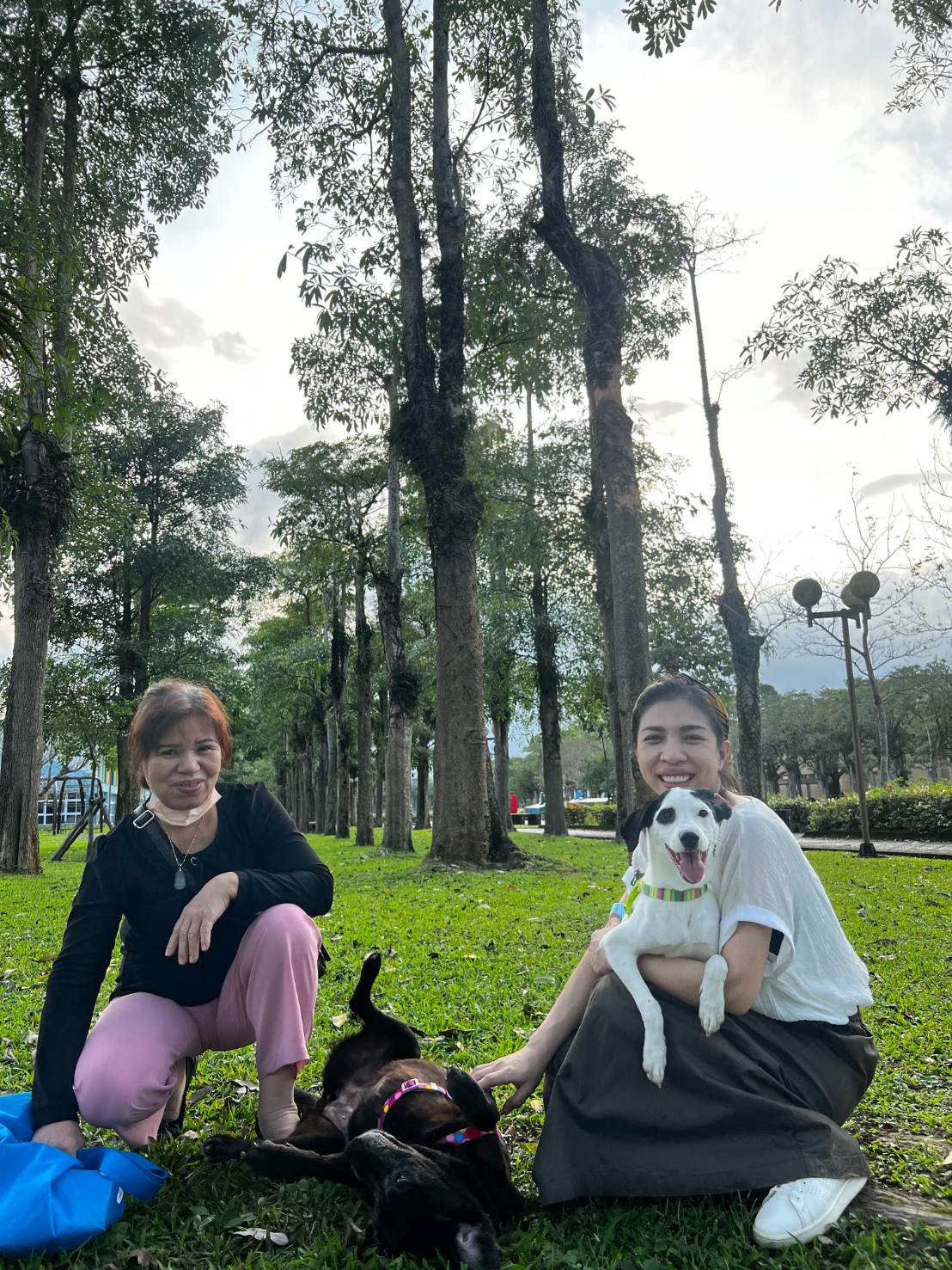 賴庭甄（右）的愛心其實遺傳自母親簡彩華（左），母女倆同樣愛狗。（賴庭甄提供）