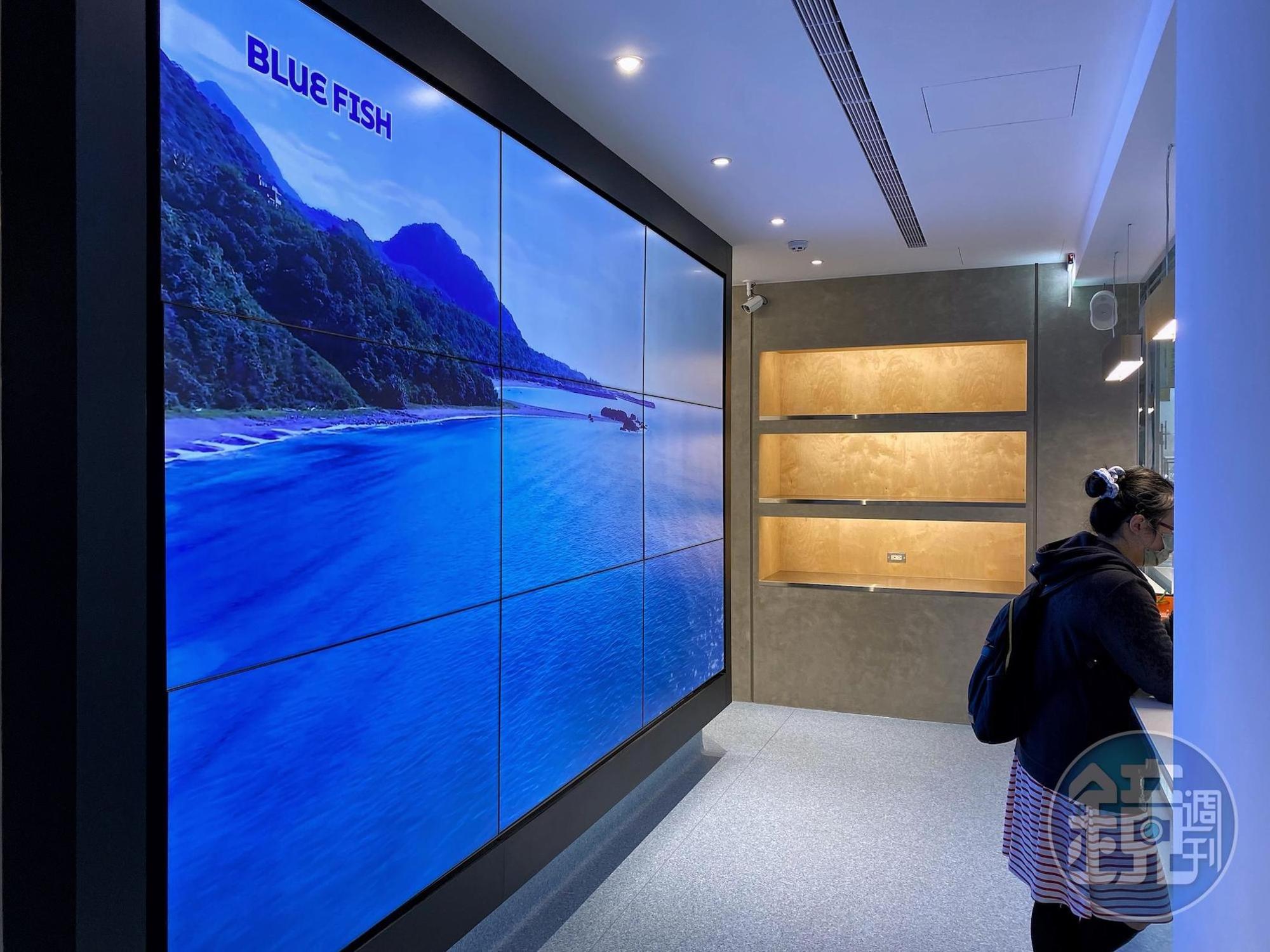 大片LED牆輪播海洋影片,有如動態水族館。