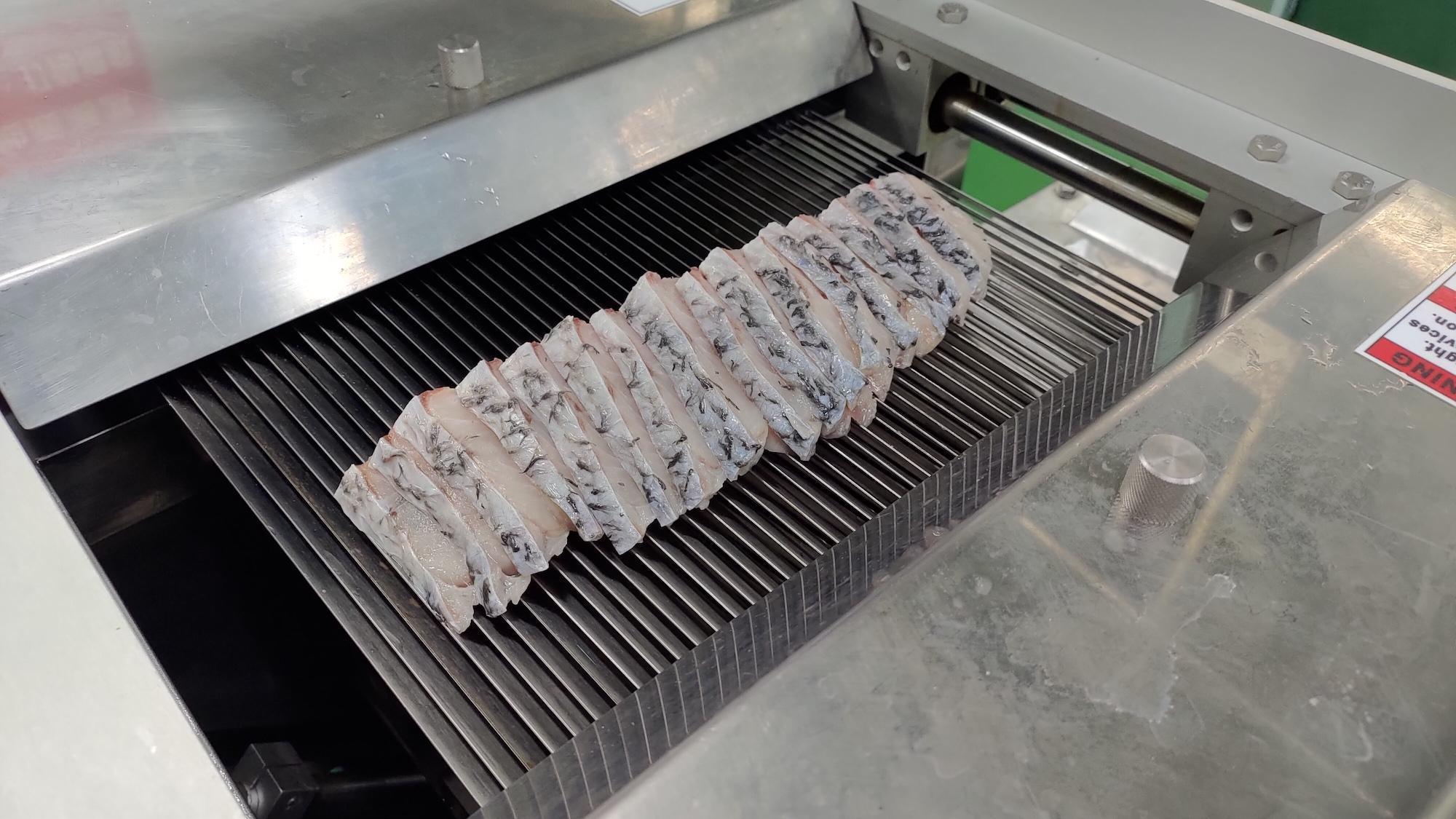 魚肉在廠內迅速完成整理包裝,肉質鮮活。(安永生技提供)