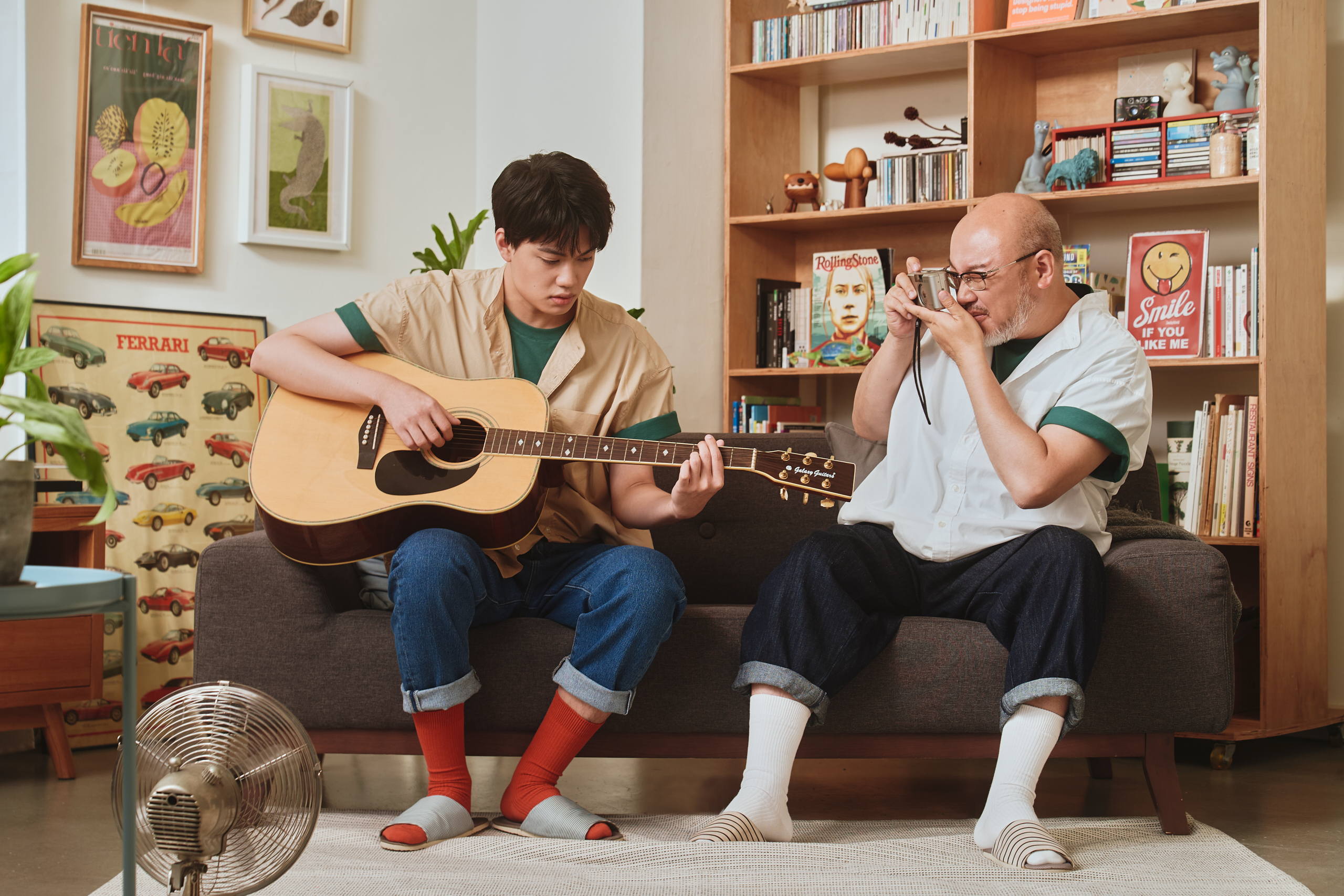 劉亮佐(右)與劉子銓(左)父子首度合體,為休閒服展示新品。(台灣蓋璞提供)