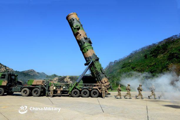 中共射飛彈害到日本，5發落入「專屬經濟區」！安倍胞弟岸信夫嚴厲譴責。（翻自推特）