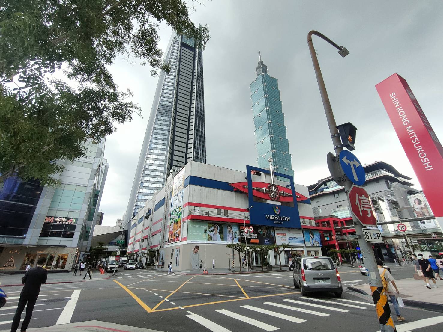 在Nike、adidas及NB等知名運動品牌紛紛進駐後，以往的威秀的電信大道，已經進化到整條路上的運動潮牌一條街。（信義房屋提供）