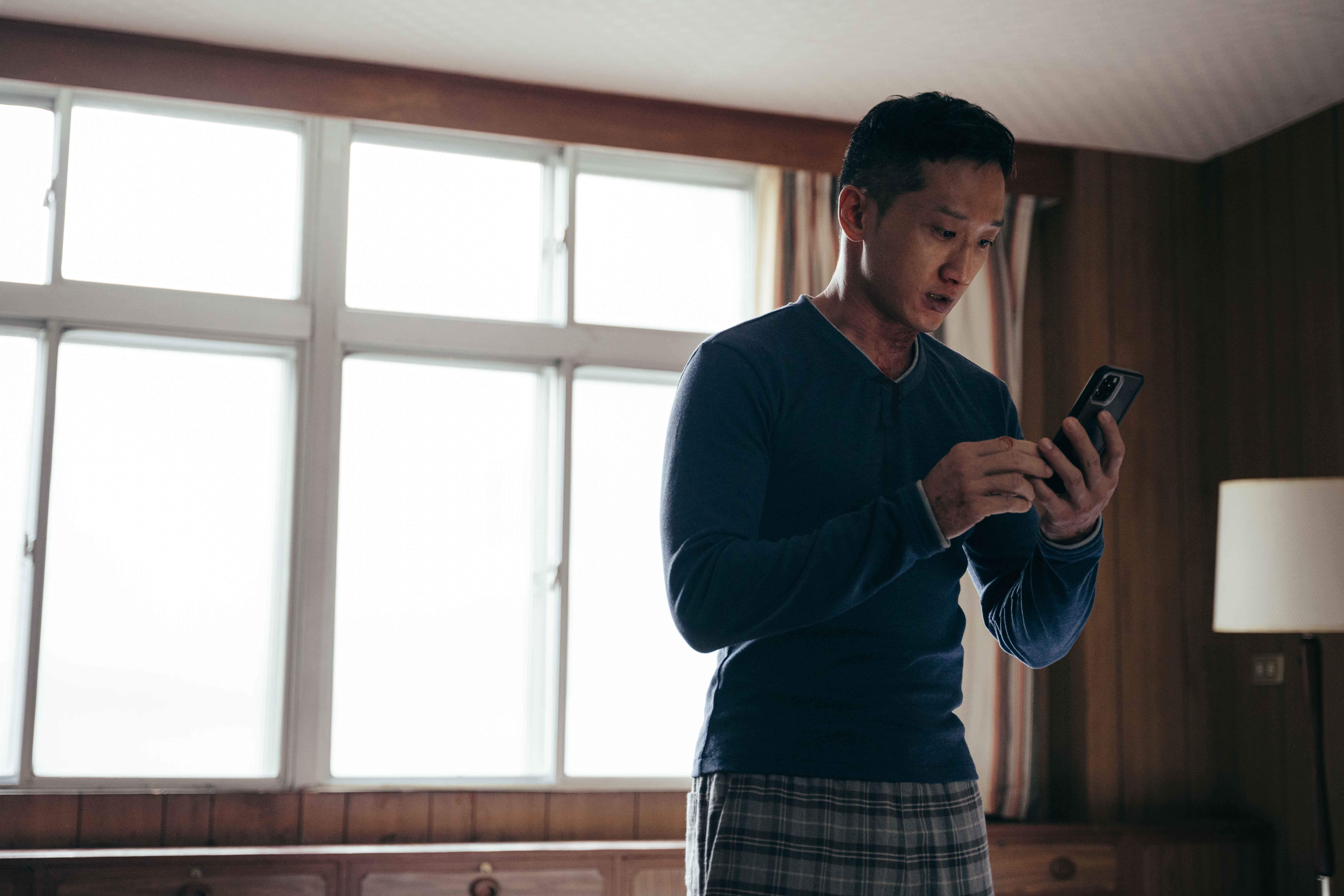 《咒》的1小時16分22秒，其實是高英軒看著鏡頭中邪，猛一看也像是在自拍TikTok。（牽猴子提供）