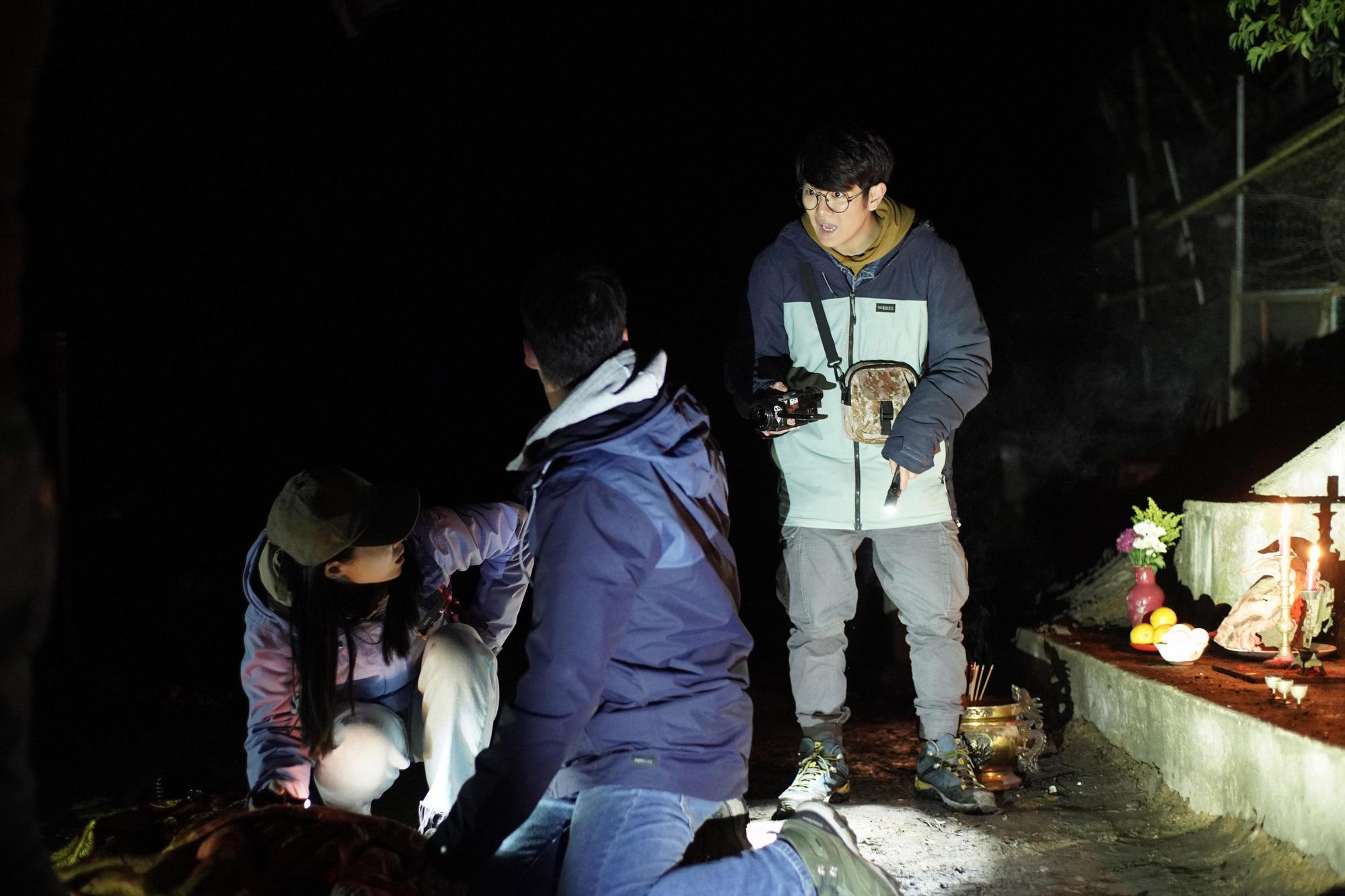 阿原(右)看到男女主角談戀愛就當場生氣,難怪《咒》榮登最適合情人節收看的電影,專門對付你們這種愛放閃的情侶。(牽猴子提供)