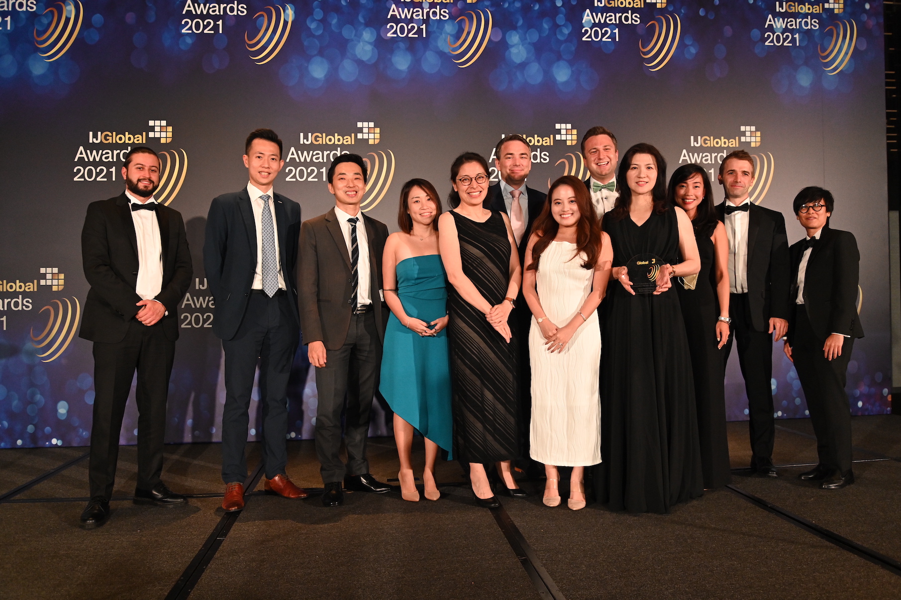 中能風場獲頒《IJ Global》亞太區年度最佳離岸風場融資計畫獎項，由財務長李冠瑩（右4持獎座者）與專案融資國際財務顧問、法律顧問等出席領獎。（中能提供）