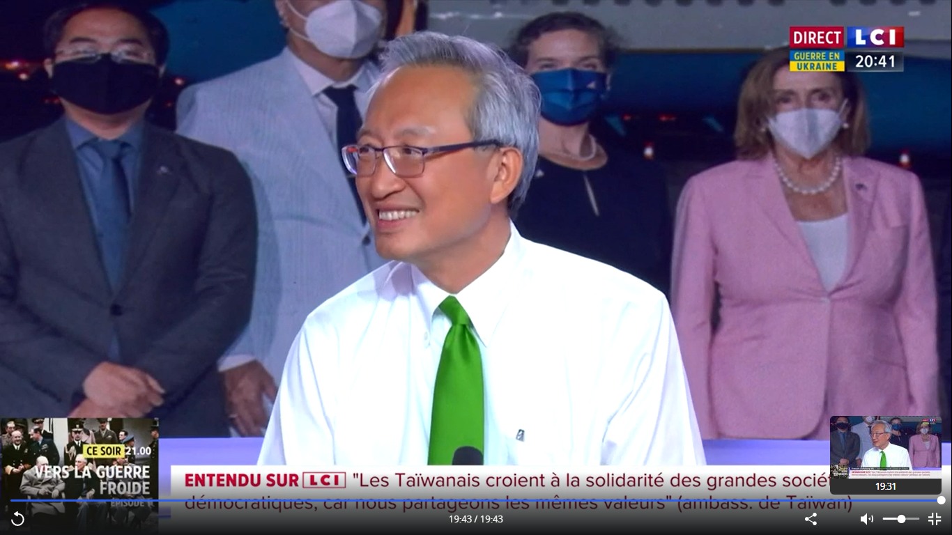 吳志中接受法國電視台訪問，只見稱謂大方寫上「台灣駐法大使」。（翻攝自以身嗜法。法國迷航的瞬間臉書）