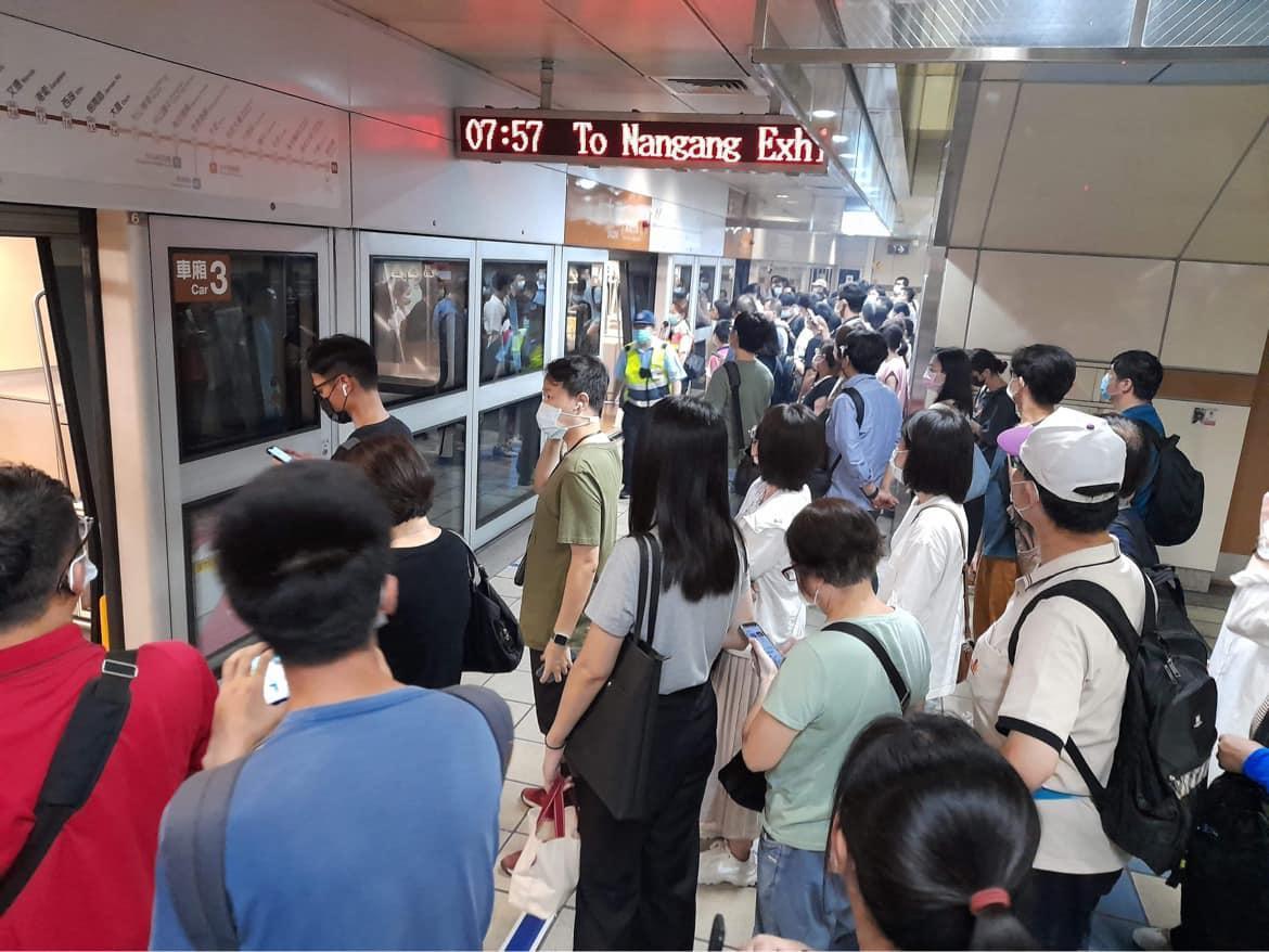 網紅四叉貓今早PO出大直站大批民眾擠在月台的照片，疑似捷運故障。（翻攝自劉宇臉書）