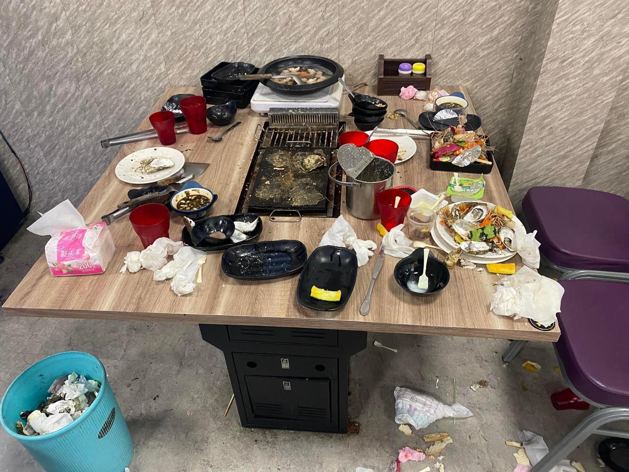一組親子客人用餐後,現場像是「打過仗」一般髒亂。(翻攝自爆怨公社)