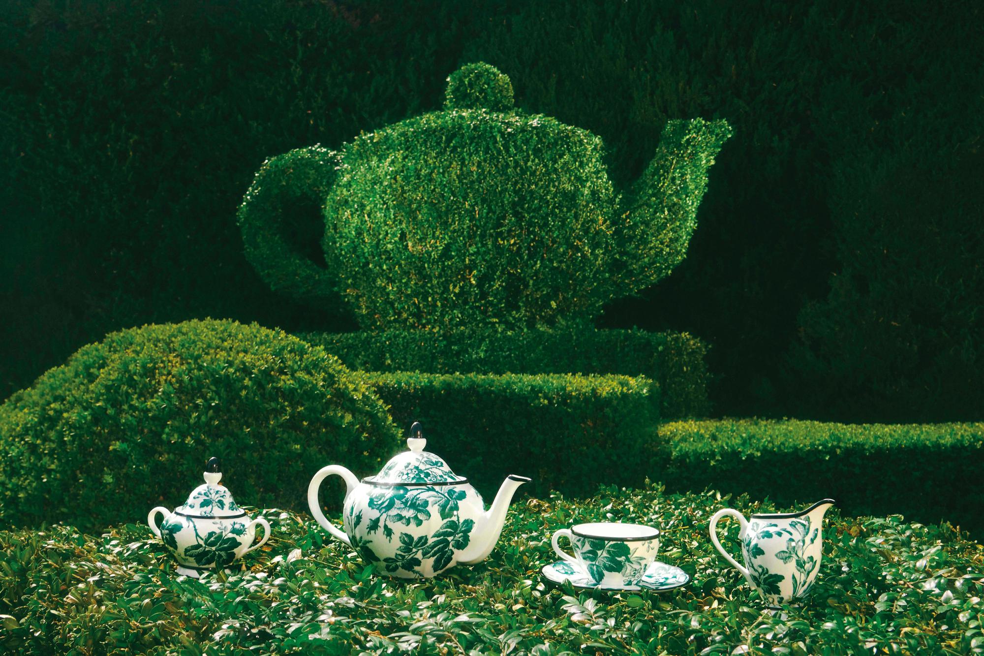 Gucci Décor充滿現代浪漫主義,系列產品擺設在修剪好的花園中,打造輕鬆的一幕。(古馳提供)
