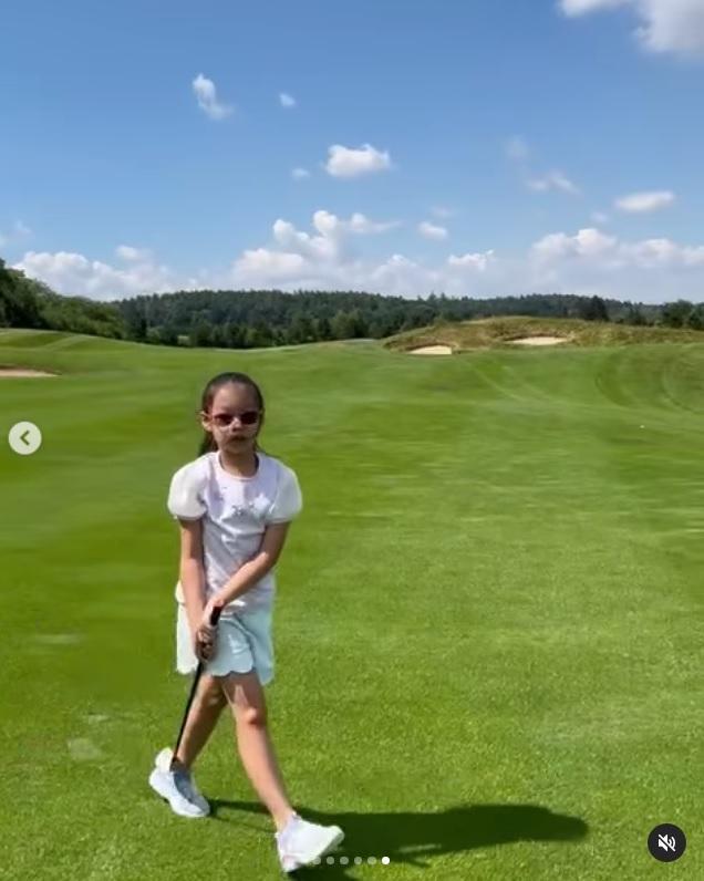曾馨瑩7歲小女兒QQ學打高爾夫一陣子。(翻攝曾馨瑩IG)