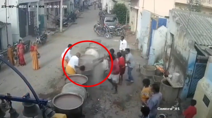 印度一名男子疑似癲癇發作，失足跌進煮粥的鍋子長達40秒。（翻攝自推特）