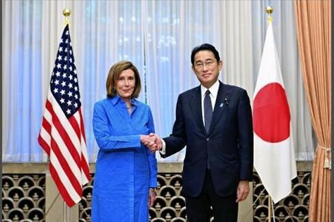 日首相岸田文雄和裴洛西吃早餐,聚焦台灣局勢!嗆中共「立刻停止軍演」。(翻自推特)