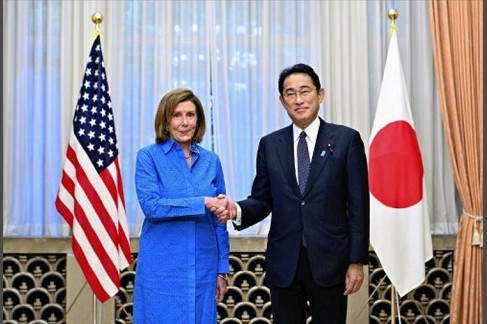 日首相岸田文雄和裴洛西吃早餐，聚焦台灣局勢！嗆中共「立刻停止軍演」。（翻自推特）