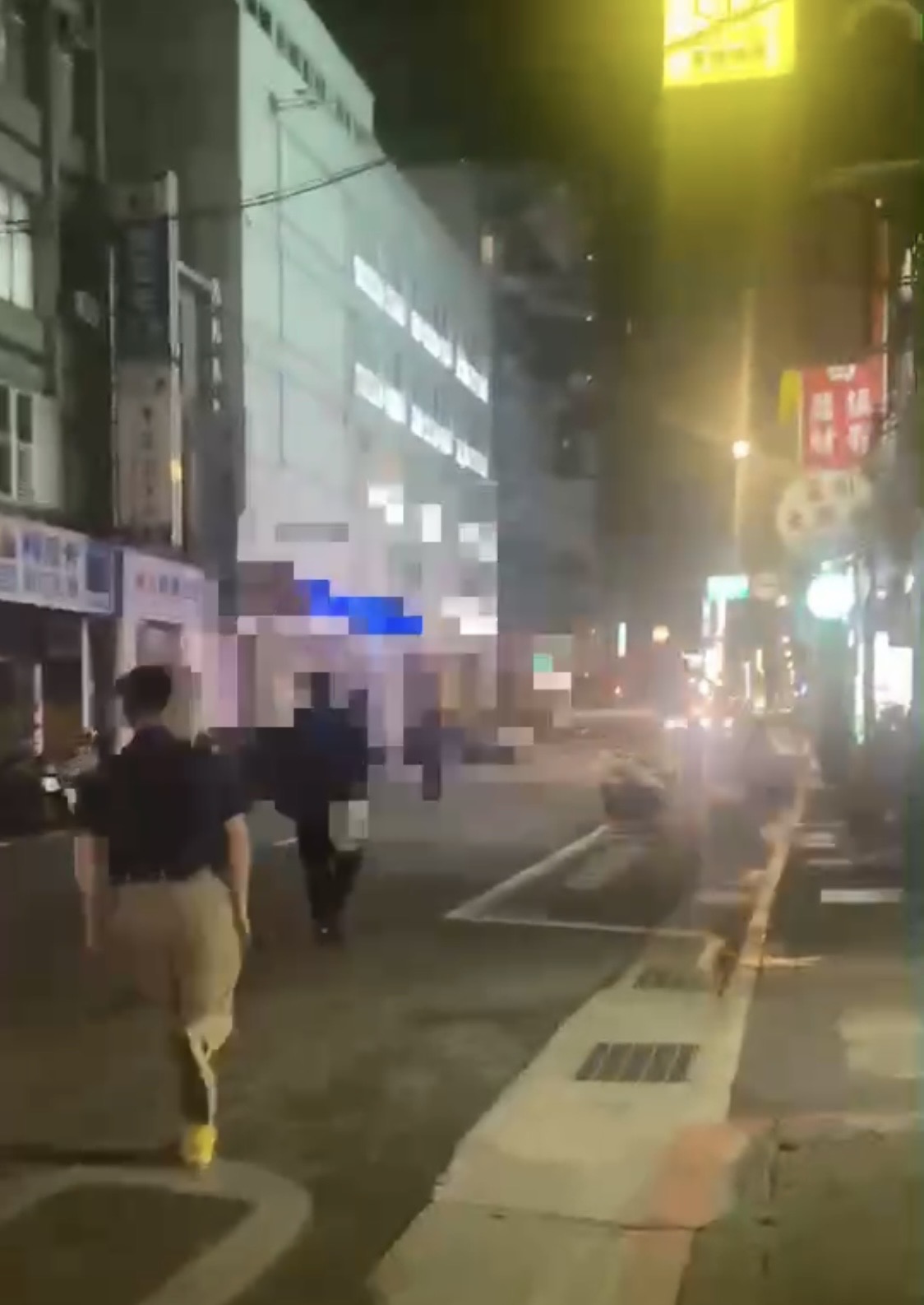 民眾幫忙追嫌犯。(翻攝畫面)