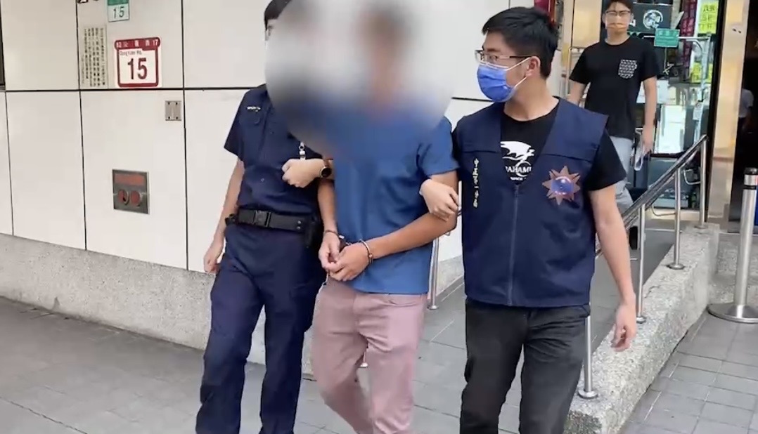 警方押解嫌犯送辦。（翻攝畫面）