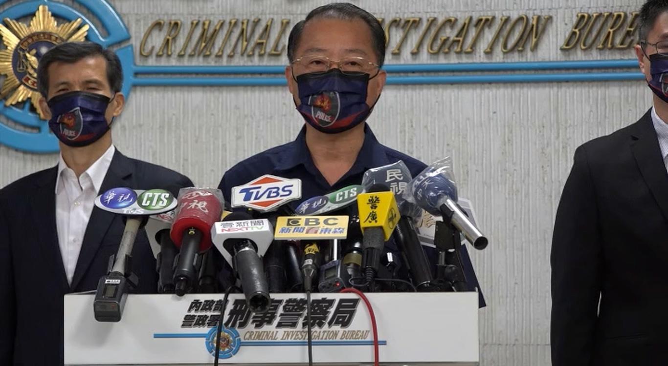 警政署長黃明昭（中）今天召開記者會，有關網傳中共有關部門要撤離在台的大陸同胞已證實為假訊息。（刑事局提供）