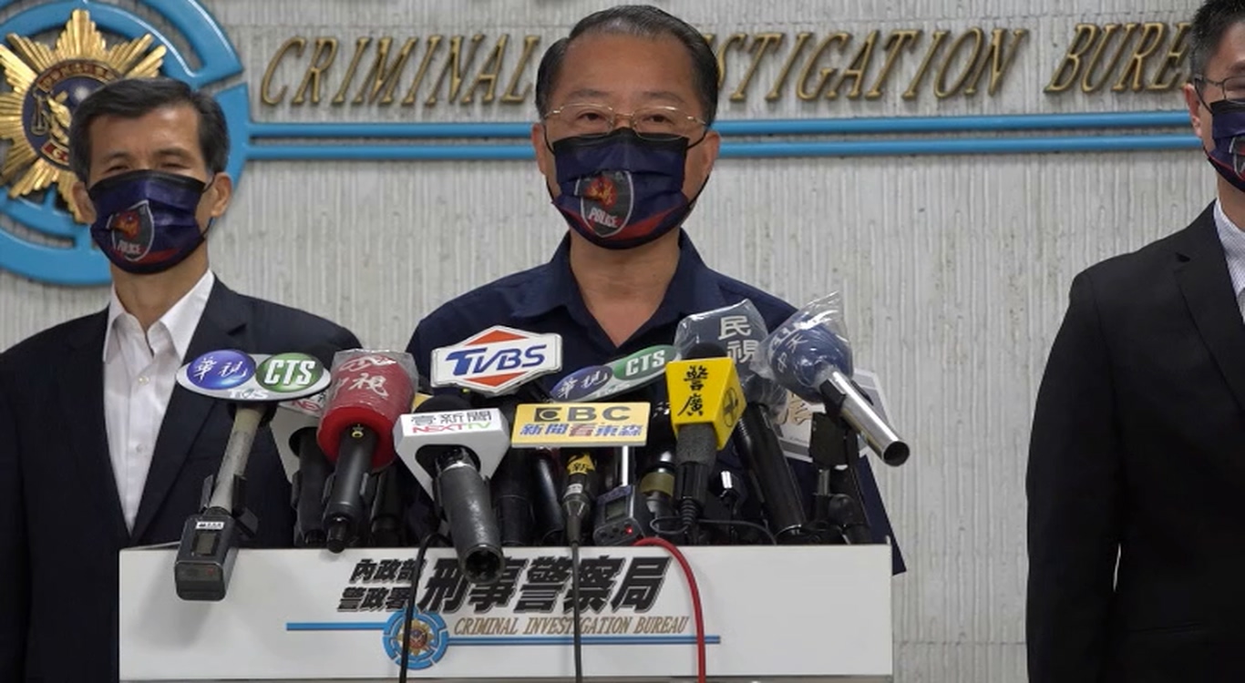 警政署長黃明昭（中）今天召開記者會，有關網傳中共有關部門要撤離在台的大陸同胞已證實為假訊息。（刑事局提供）