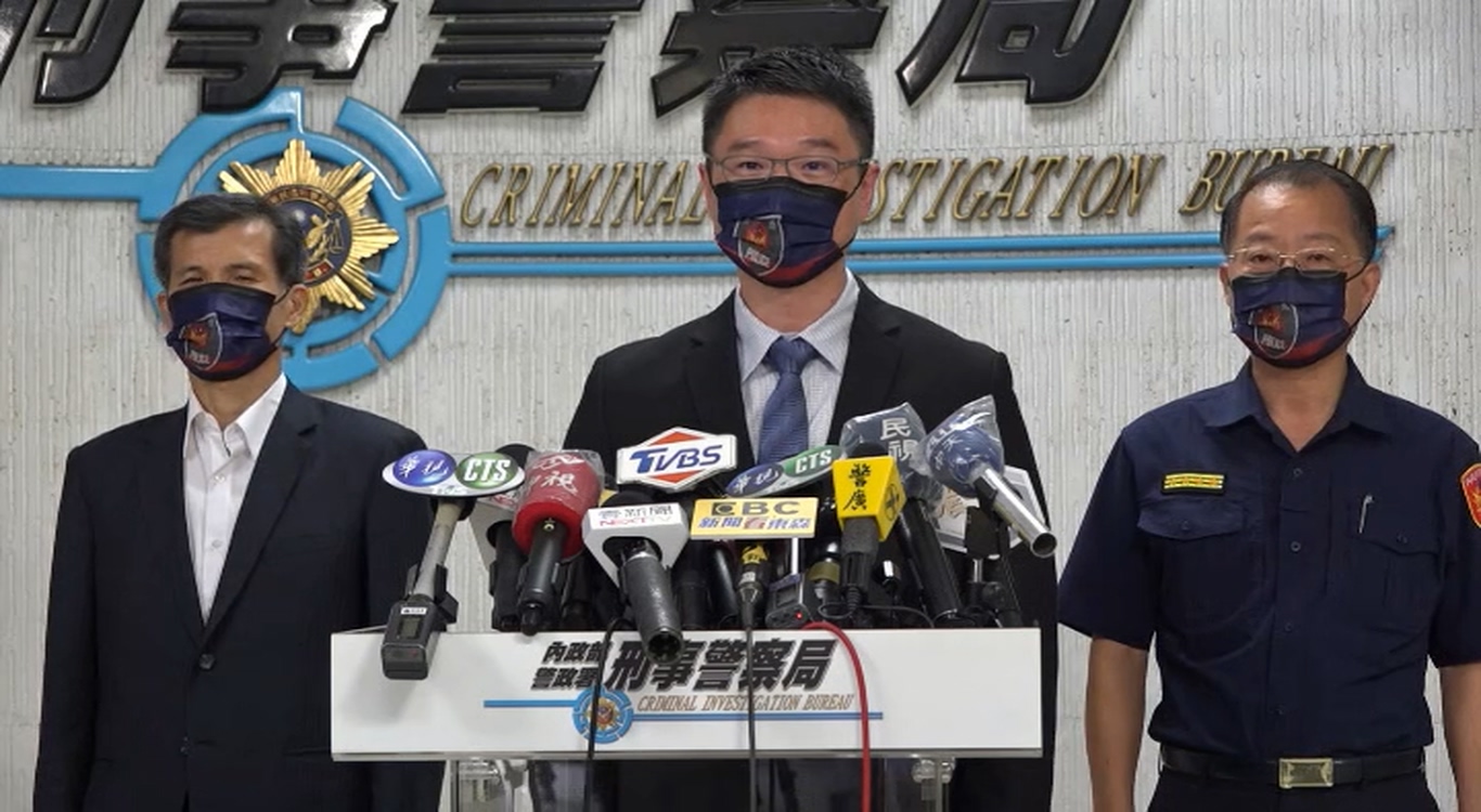  警政署資訊室主任林建隆(中)今天針對警用行動電腦故障一事，澄清已排除駭客網路攻擊。（刑事局提供）