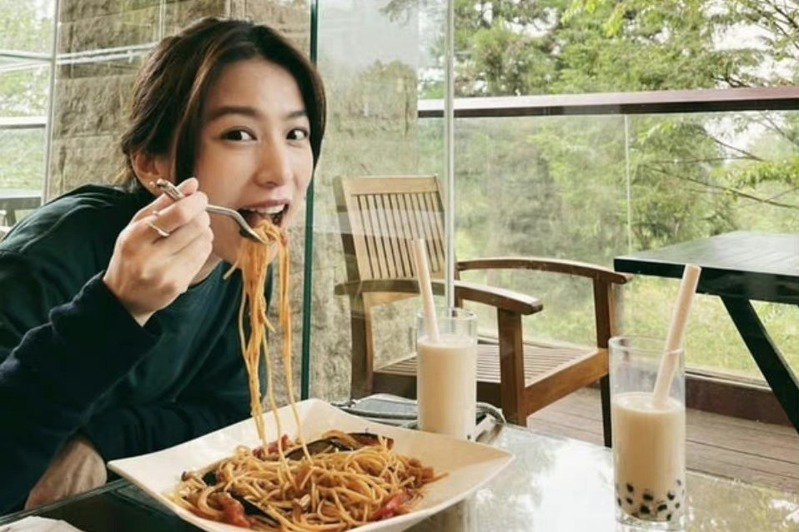 田馥甄吃義大利麵，被小粉紅怒指力挺裴洛西。（翻攝田馥甄IG）