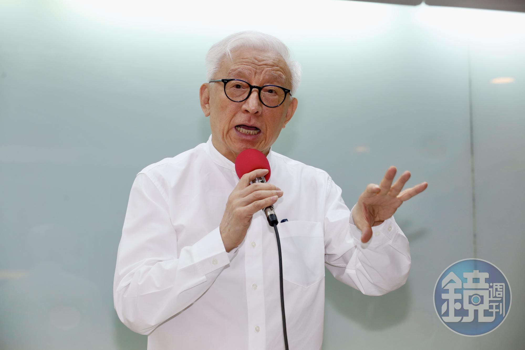 曹興誠今召開記者會,宣布捐出30億元新台幣協助加強國防,他也向中國嗆聲「流氓行徑已引起全世界的反感」。
