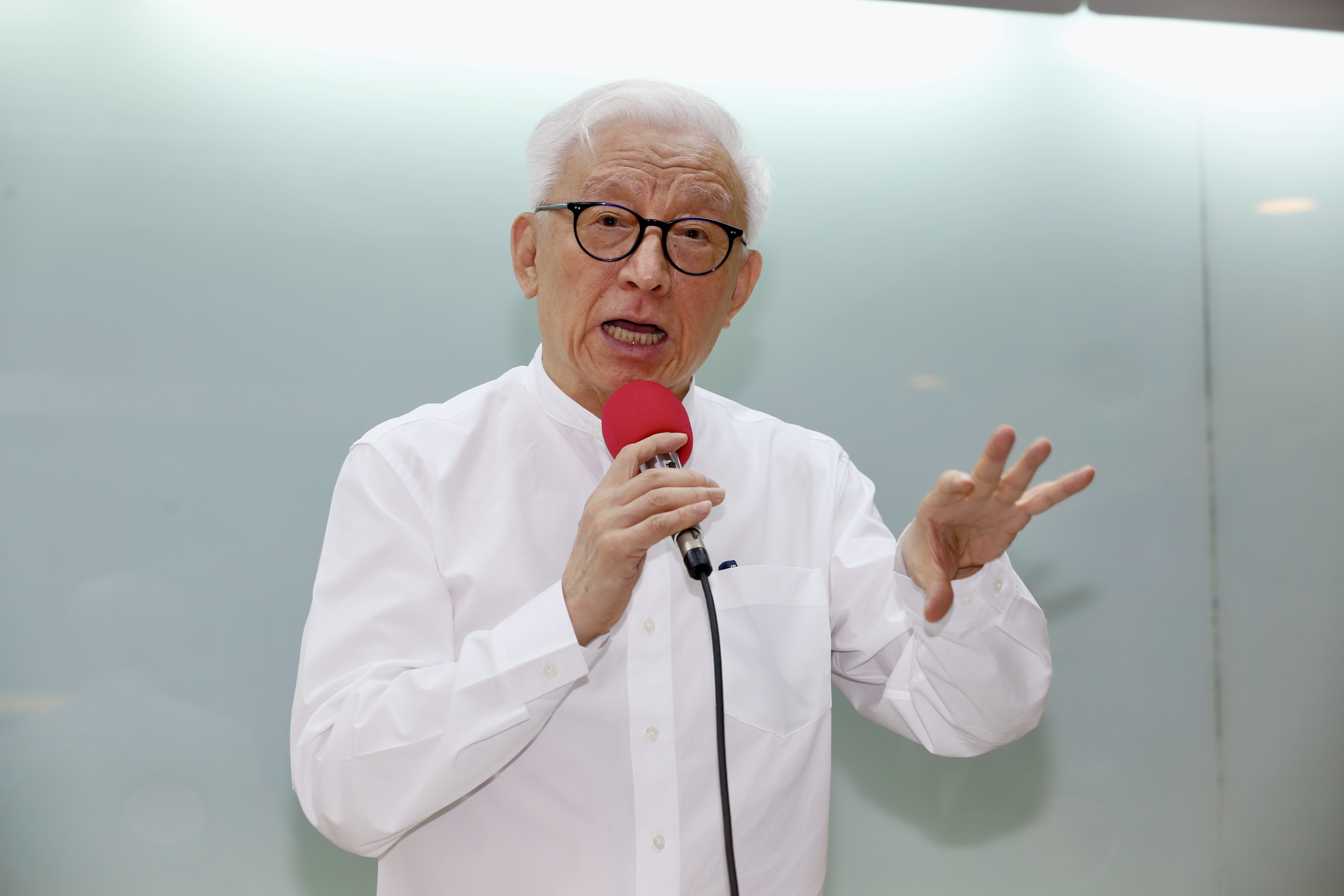 曹興誠今召開記者會，宣布捐出30億元新台幣協助加強國防，他也向中國嗆聲「流氓行徑已引起全世界的反感」。