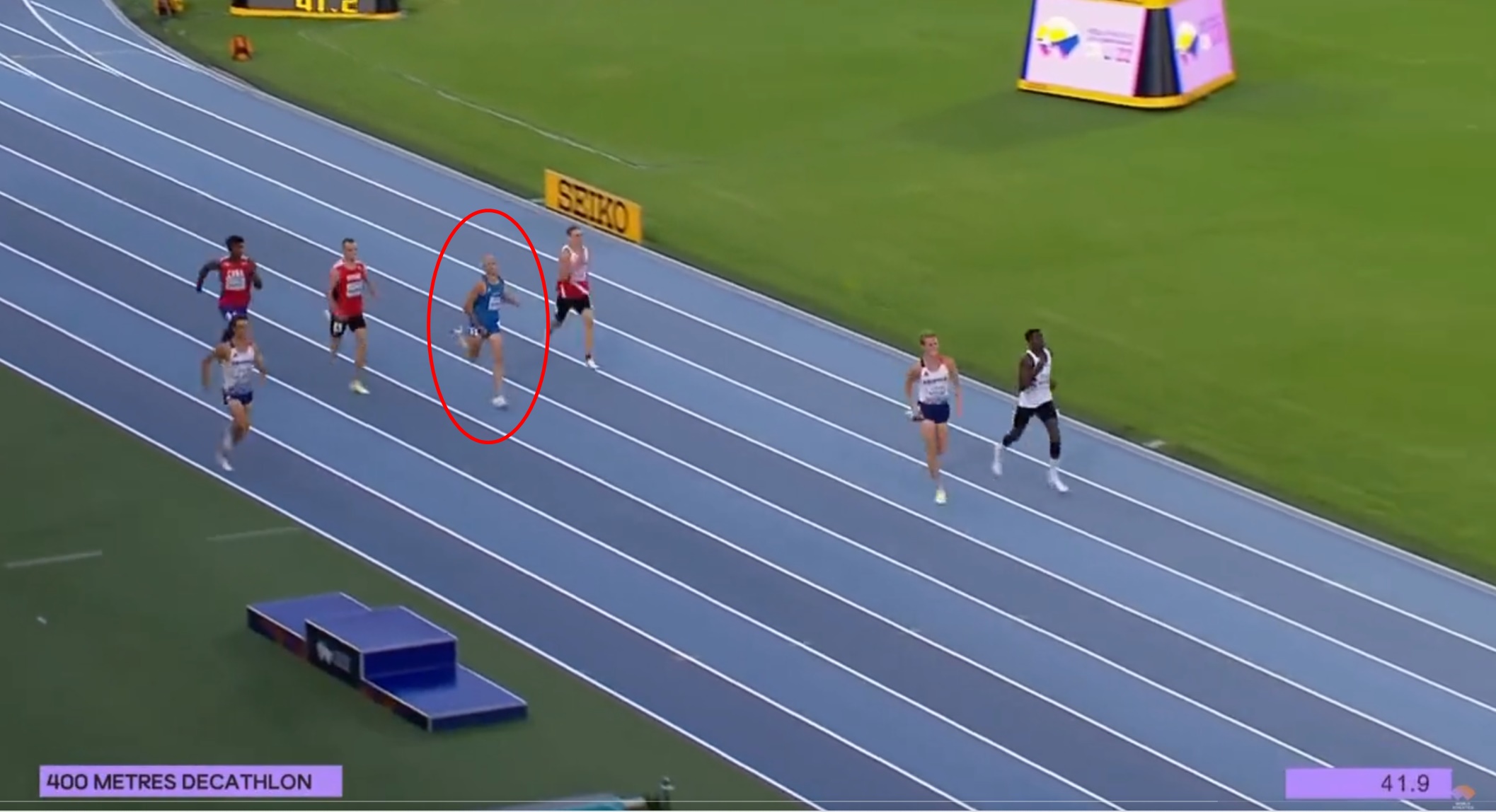 義大利18歲十項全能選手諾尼諾在參加比賽時，因沒穿內褲下體不斷滑出，導致從領先變成最後一名。（翻攝自推特）