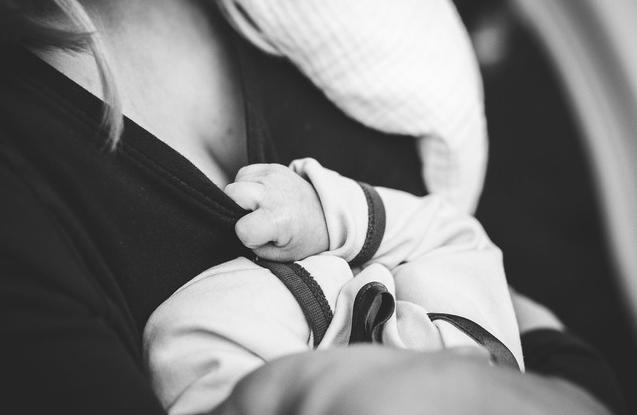 產後「塞奶」是許多媽媽的惡夢，不少媽媽初為人母都會因為乳腺炎劇痛來掛急診。（翻攝自Pixabay）