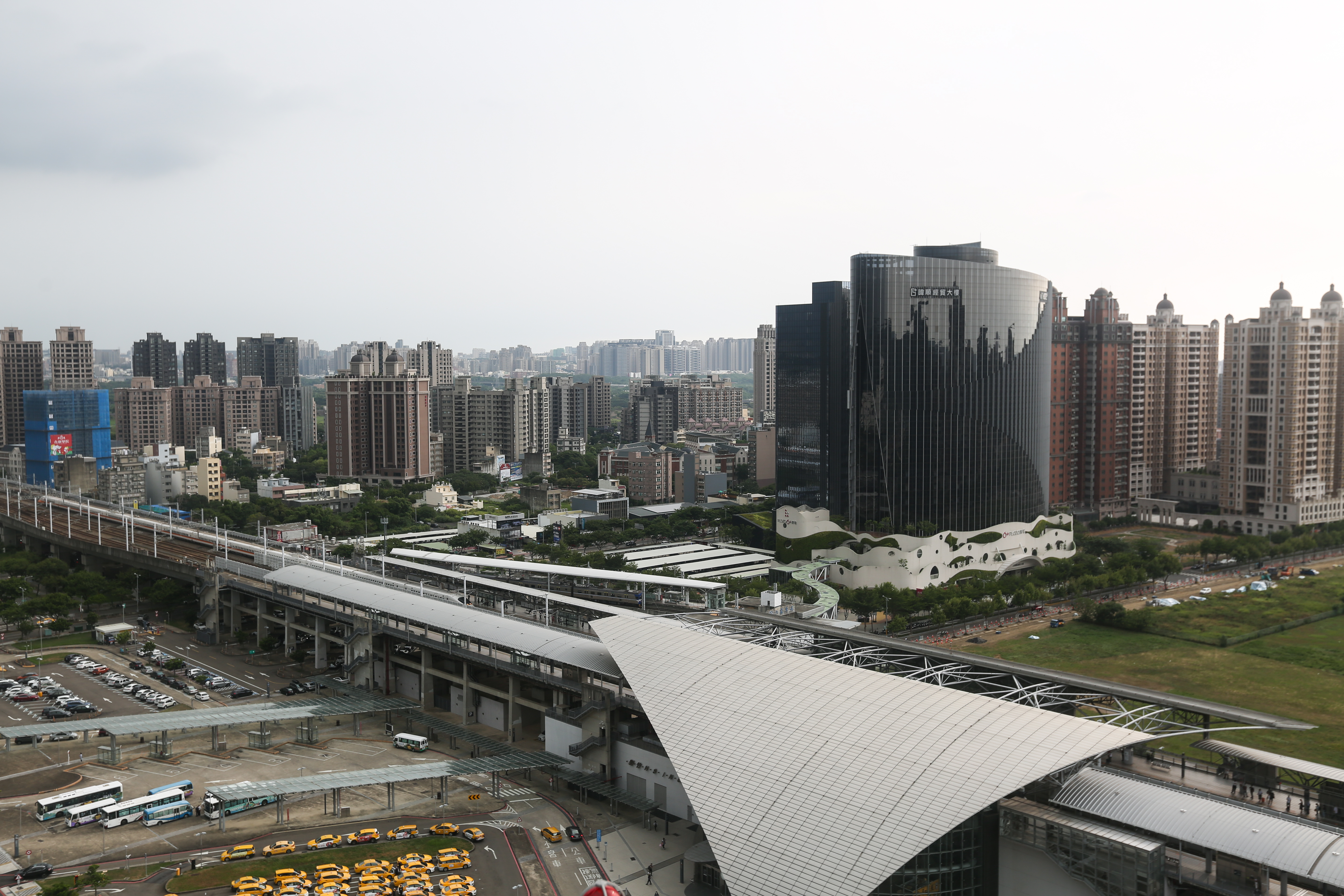 因本土疫情暫時降溫，房市329檔、520檔積壓的延推案陸續開賣，使得7月預售屋推案量飆破1,400億元，創下今年以來單月預售推案最大量。