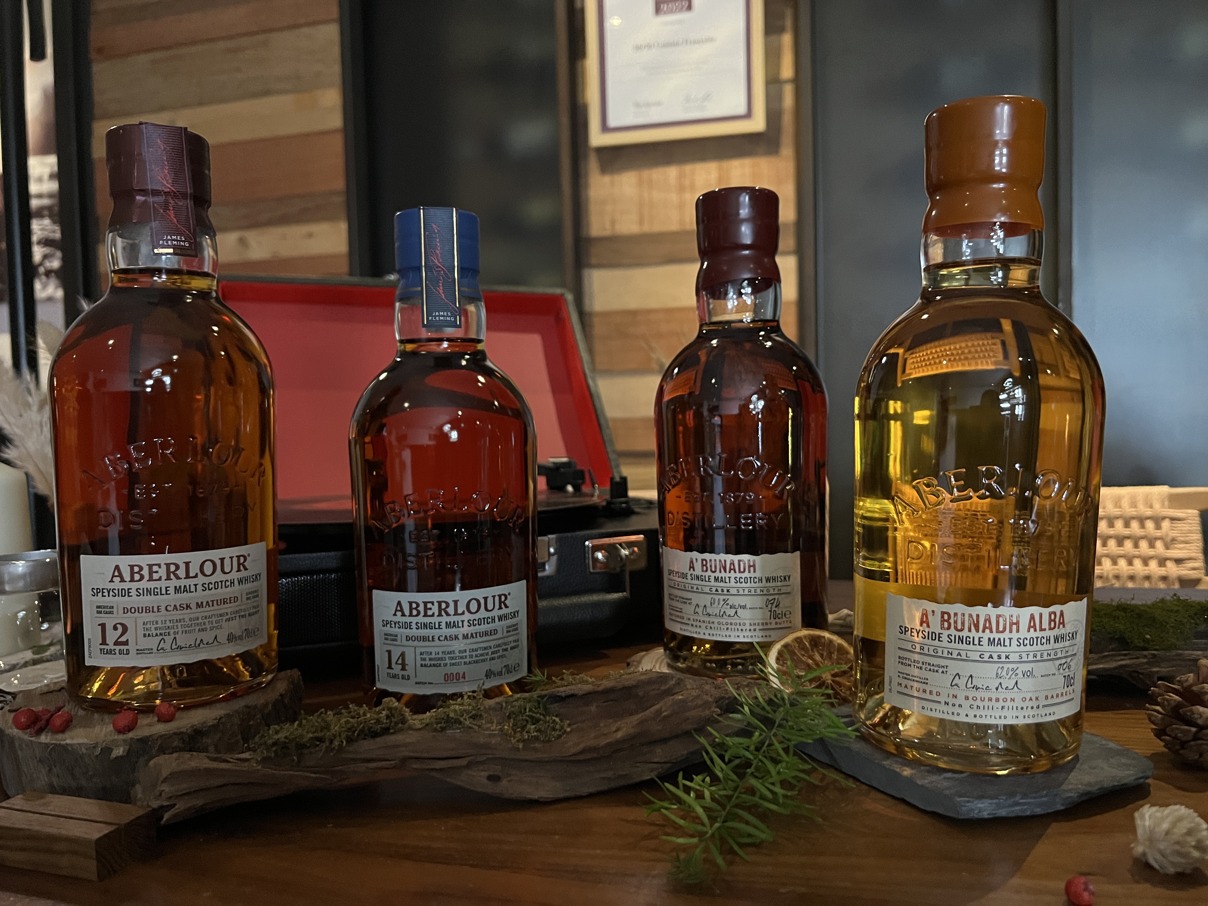 亞伯樂《伯樂讀酒》品酩會品飲4支酒款，「A’Bunadh Alba」（右一，2,800元／瓶）即是最新上市，純波本桶蘇格蘭單一麥芽威士忌原酒。