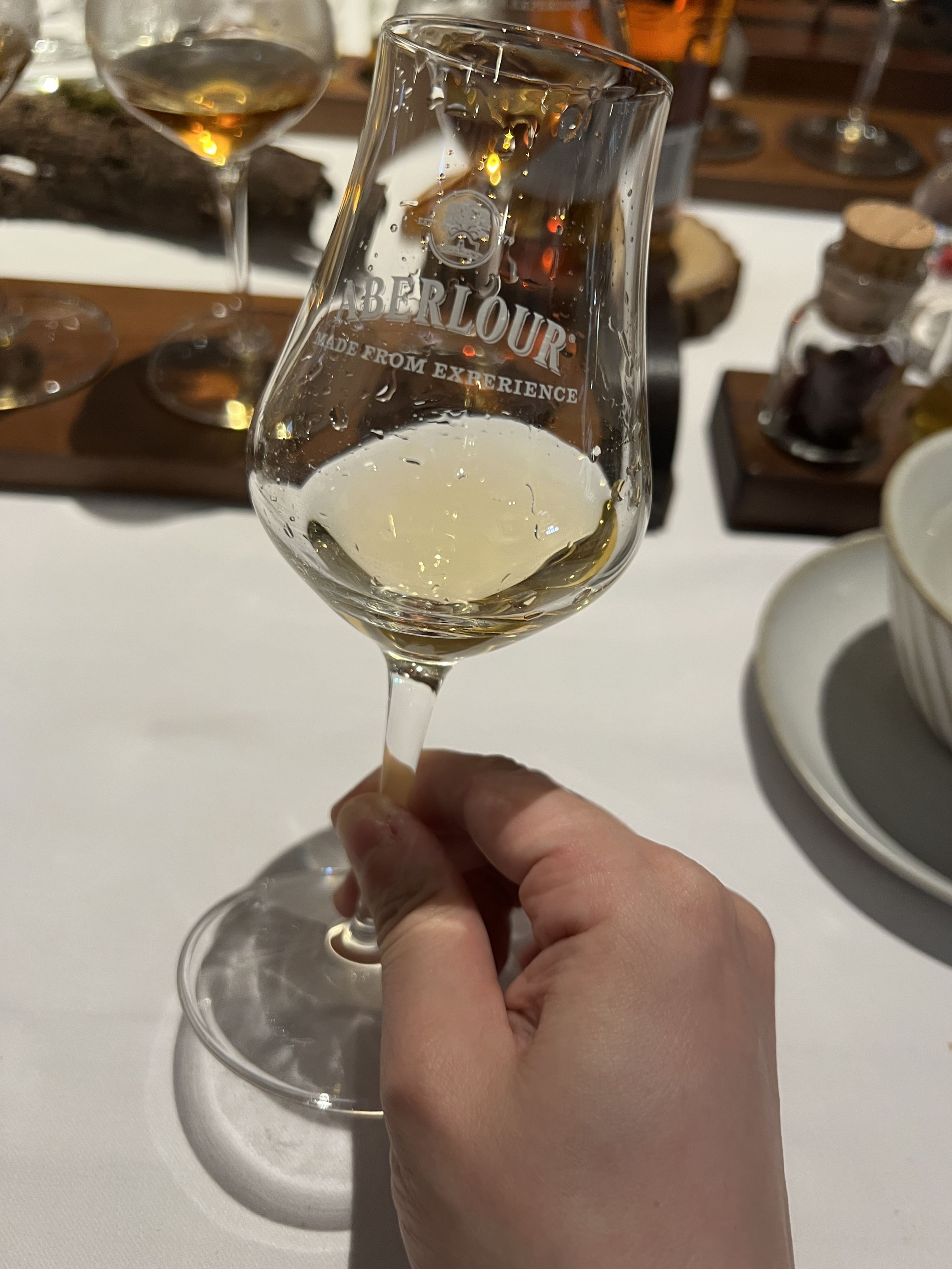 「A’Bunadh Alba」酒液呈淡金黃色。