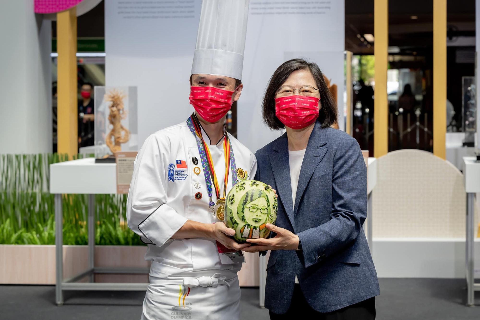蔡英文今天去美食展，參展人雕了一顆「小英西瓜」，手藝精巧。（翻攝蔡英文臉書）