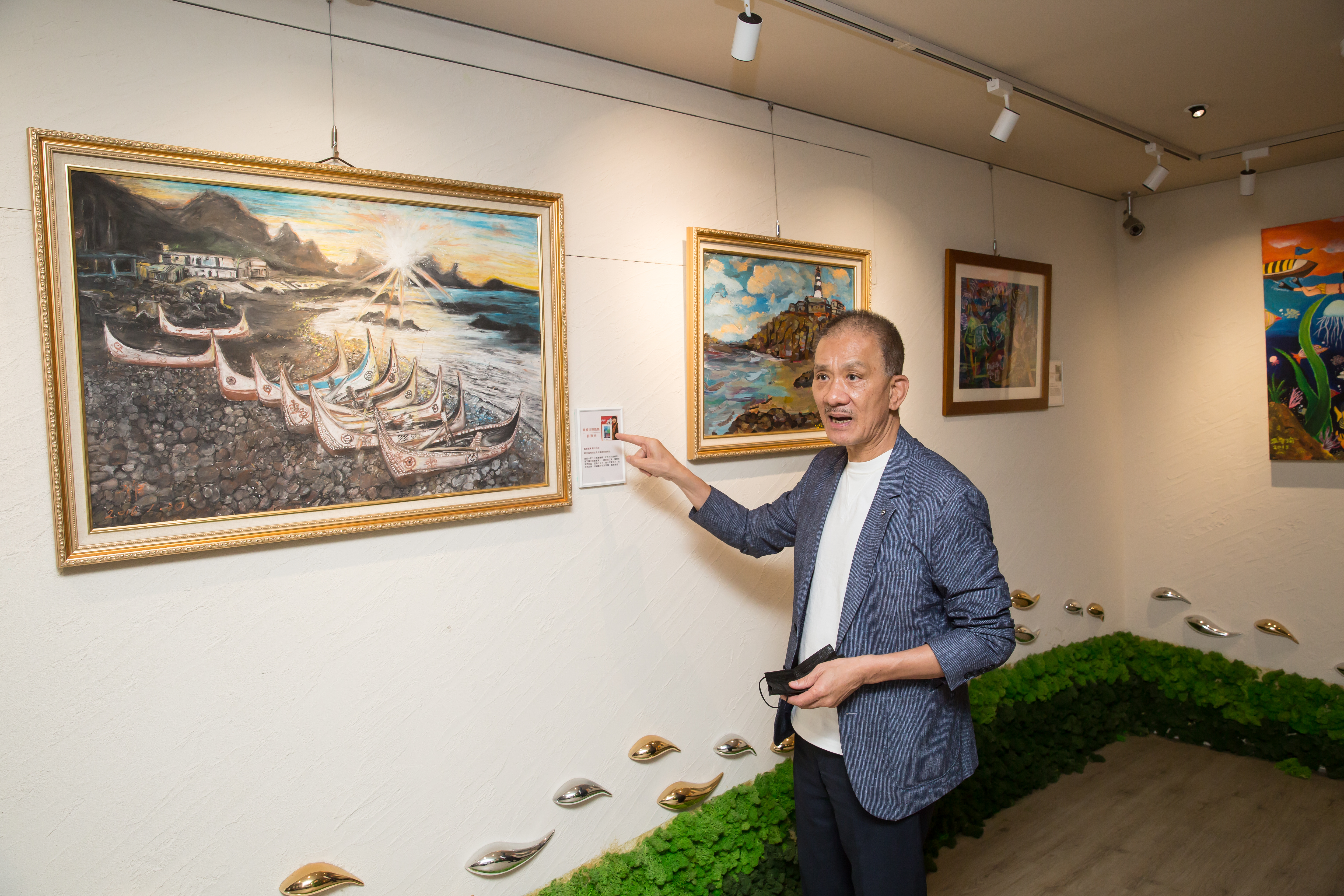 中華海洋生技董事長張永聲，對身障、病友藝術家特別佩服，認為他們是生命鬥士，作品更能感動人。