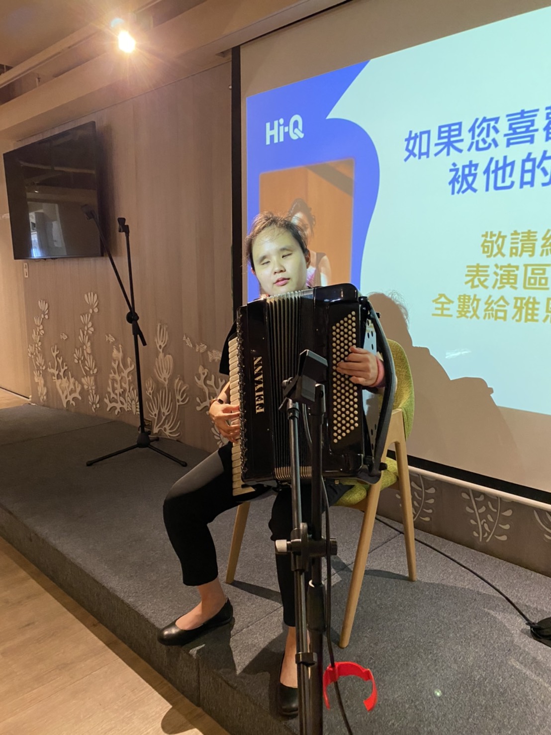 Hi-Q褐藻生活館,每週固定請身心障礙街頭藝人到餐廳表演。