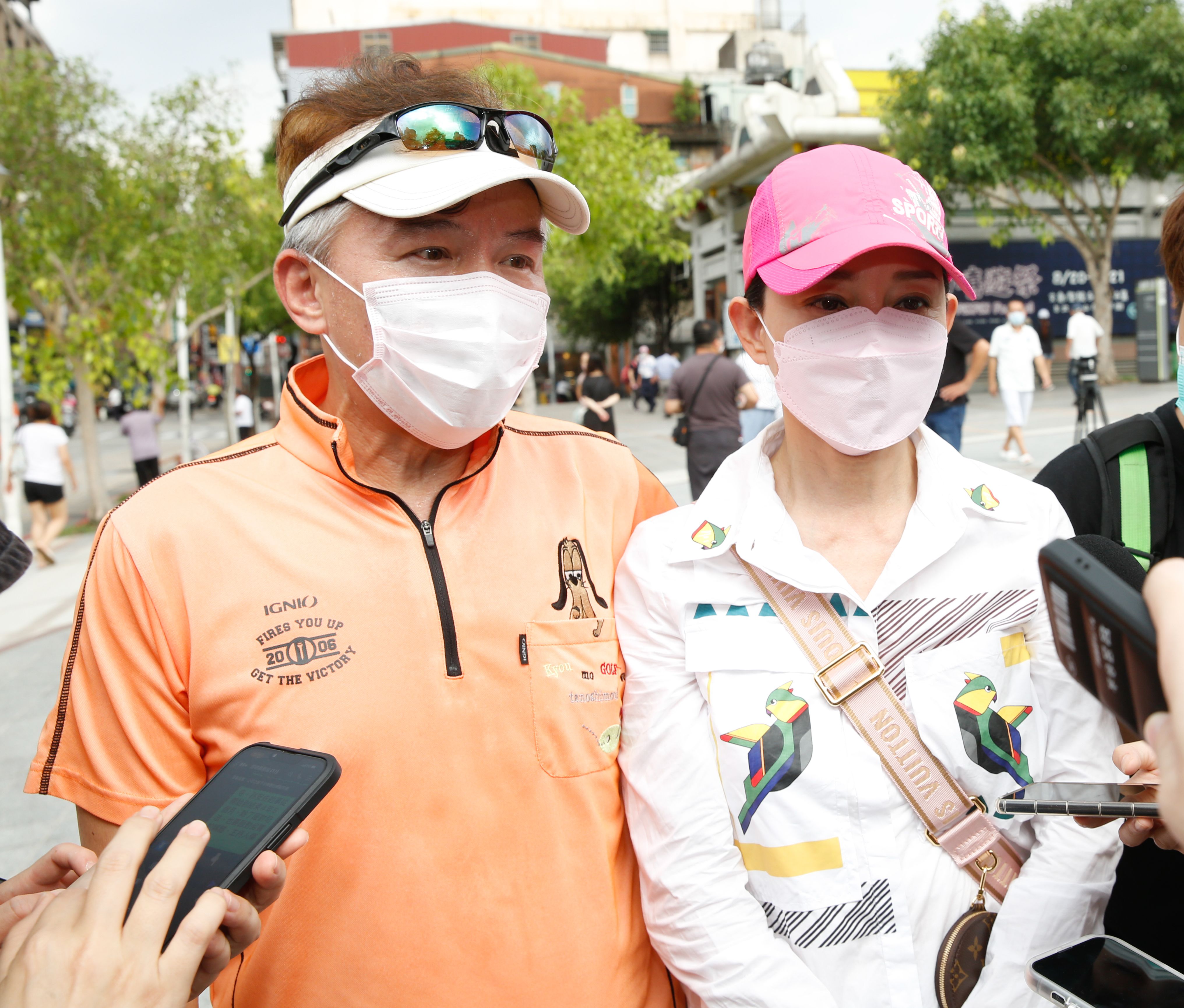 孫鵬和狄鶯在龍山寺還願並受訪。