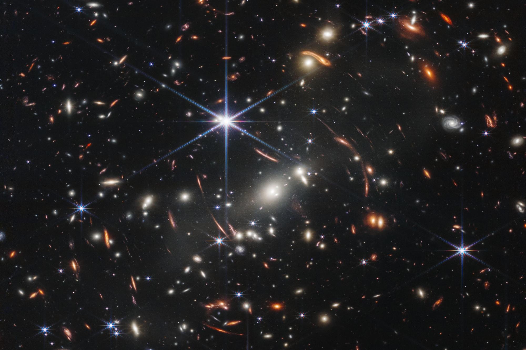 韋伯深空照片前景中，密密麻麻、大部分的星系是屬於星系團SMACS 0723，距離我們大約50億光年。（東方IC）