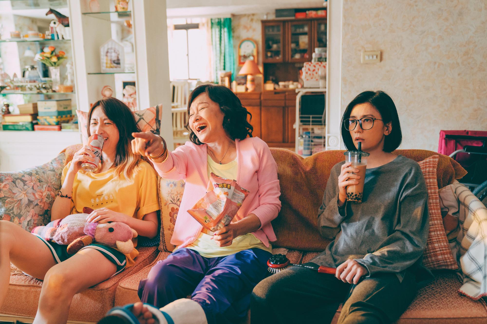 賈靜雯(右起)、比莉、柯佳嬿母女人物設定皆參考真實本尊,再增加虛構情節強化戲劇性。(Netflix提供)