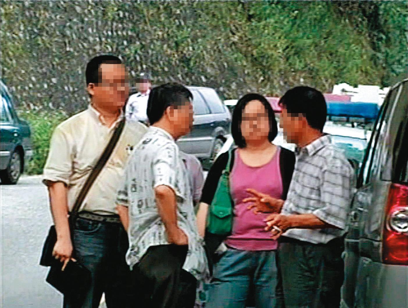 警方在南投找到林男屍體,林妻(右2)聞訊也趕赴現場。(東森新聞提供)