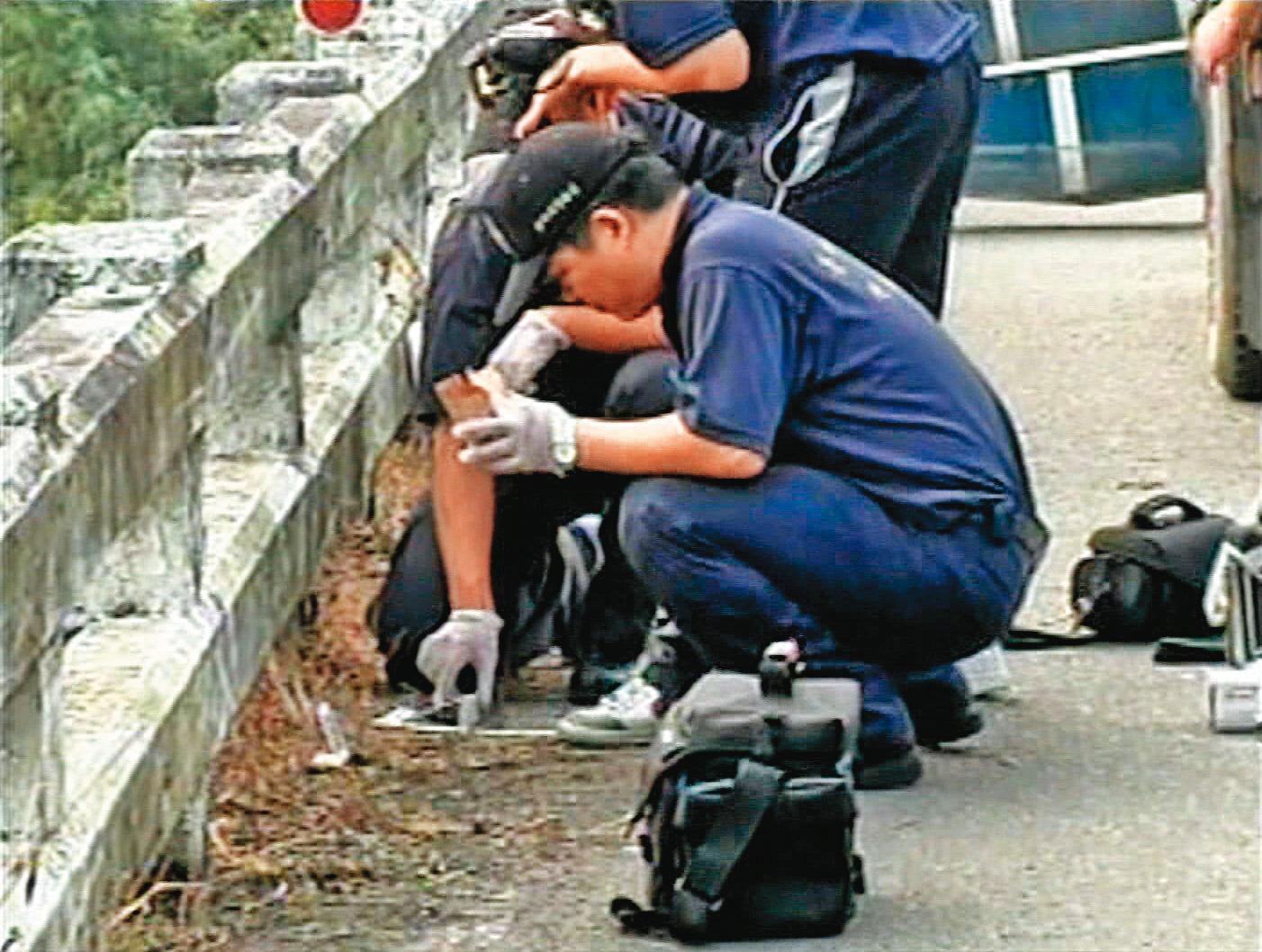 警方在黃正雄殺人棄屍現場、南投普濟橋上進行蒐證。(東森新聞提供)