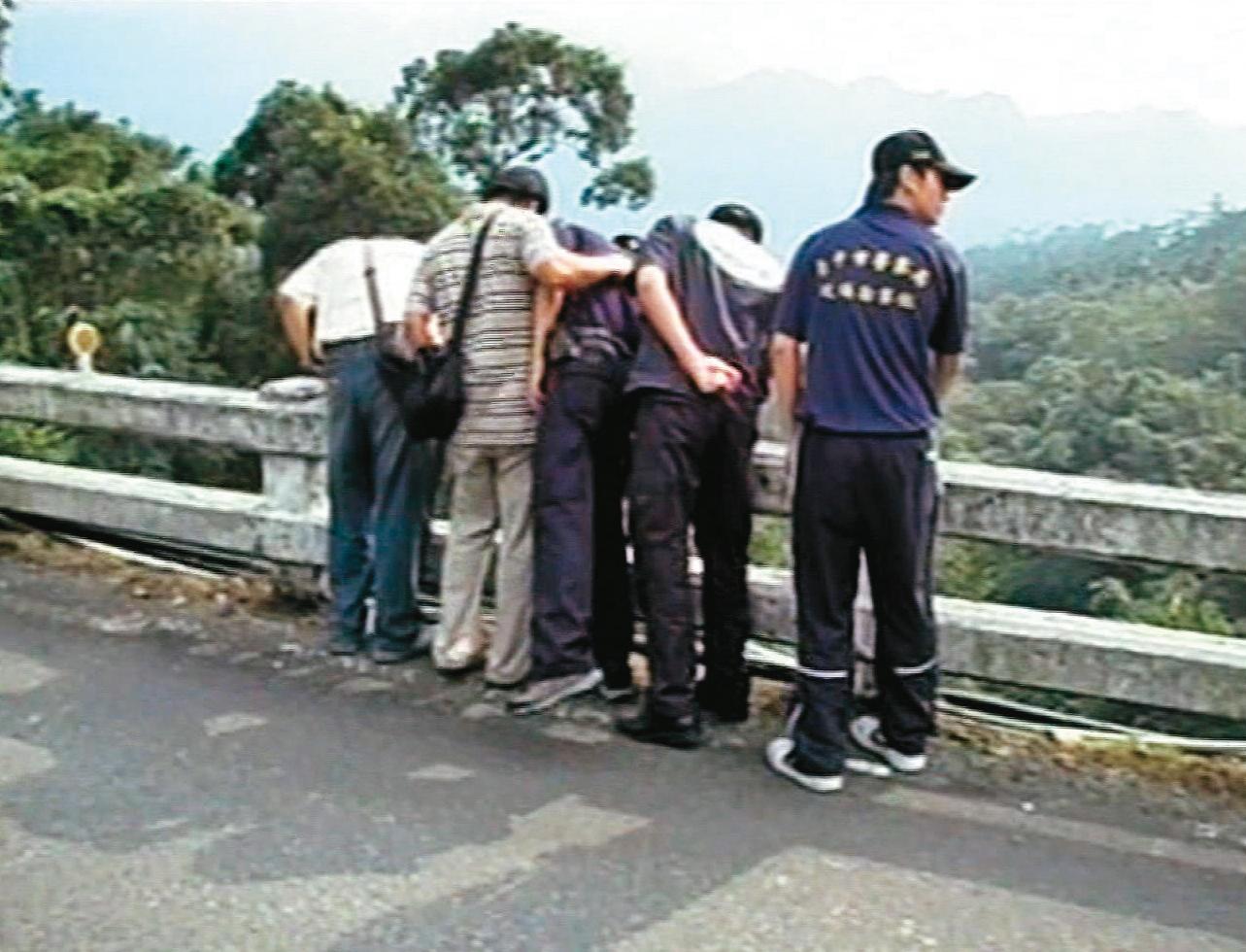 警方押解黃正雄到棄屍現場,要他說出屍體棄置的方位。(東森新聞提供)