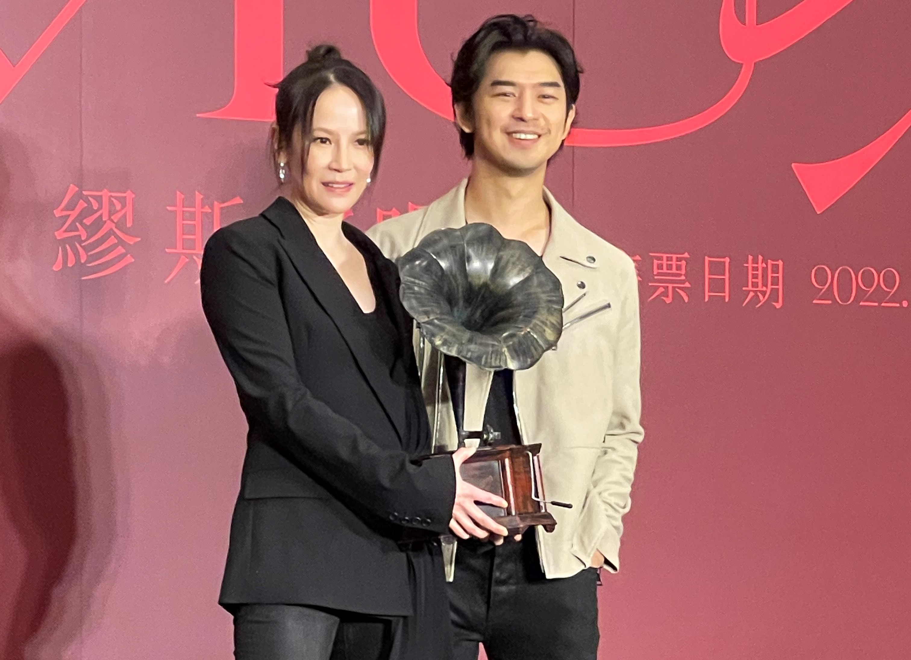 楊乃文宣告開唱，好友陳柏霖特別來站台，並送上迷你留聲機。