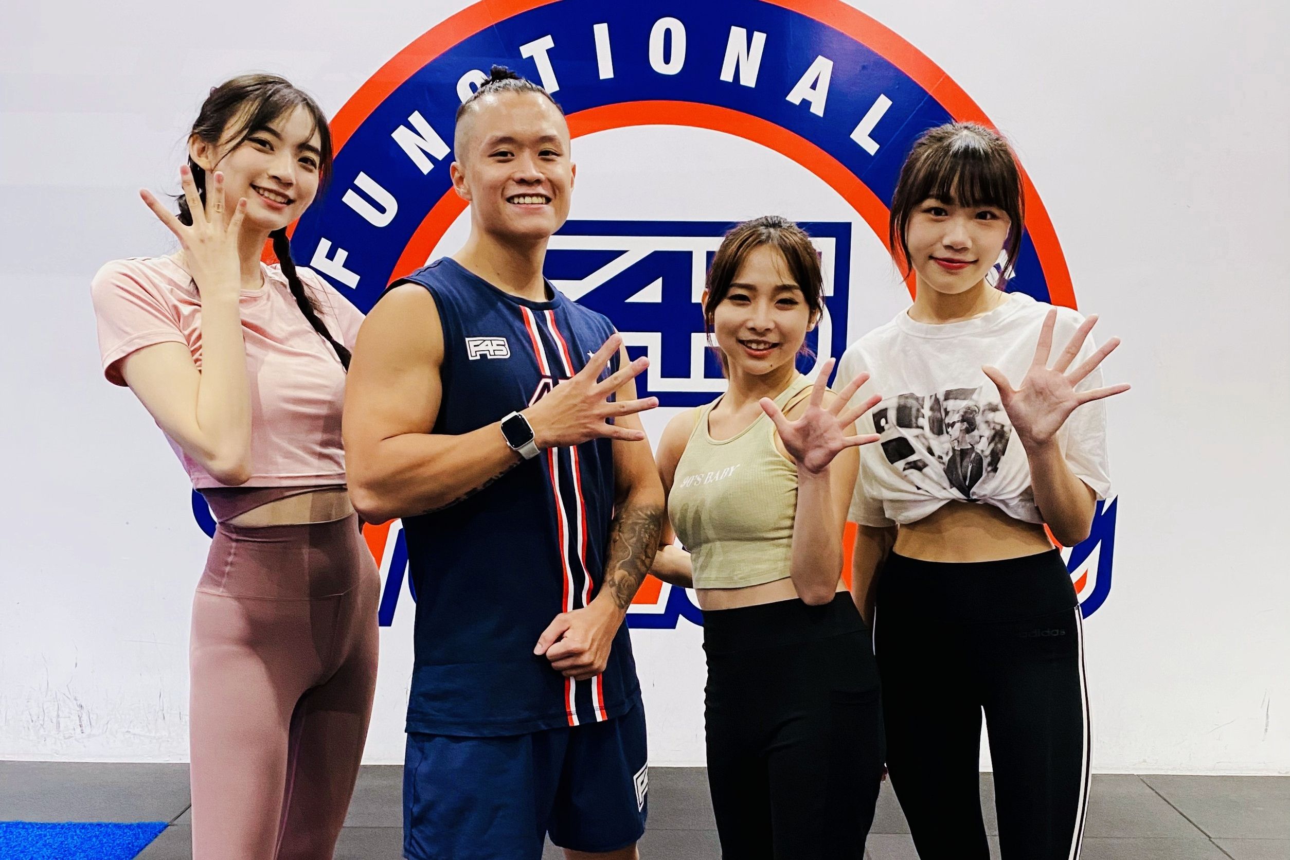 袁子筑（左）和代班的李采潔（右）則揪人氣直播主水母（右二）一起進行各種核心訓練，原本開心吵鬧的她們在做平板撐時被教練不斷延長倒數，三人崩潰齊聲尖叫大喊：「快一點！」左二為F45 Training的Steve教練。