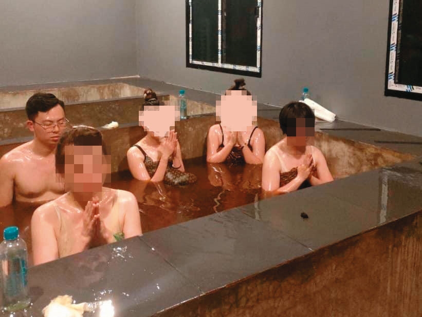 王證凱（後左）今年6月帶法術班學員赴泰國修習、同泡草藥浴。（翻攝蓮花廟臉書）