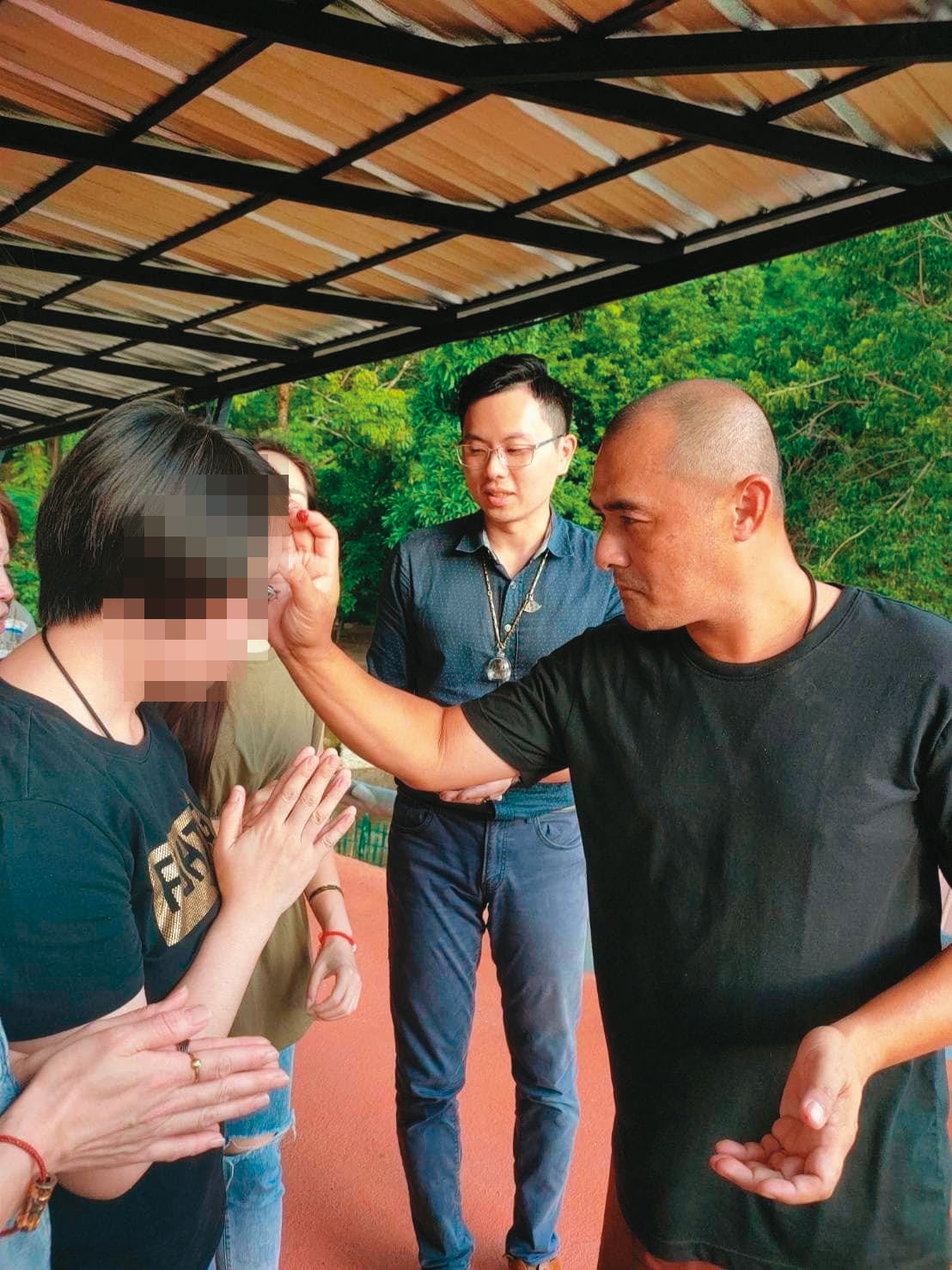 王證凱（中）帶學員到泰國接受大師Arjan Noi（右）灌頂。（翻攝蓮花廟臉書）