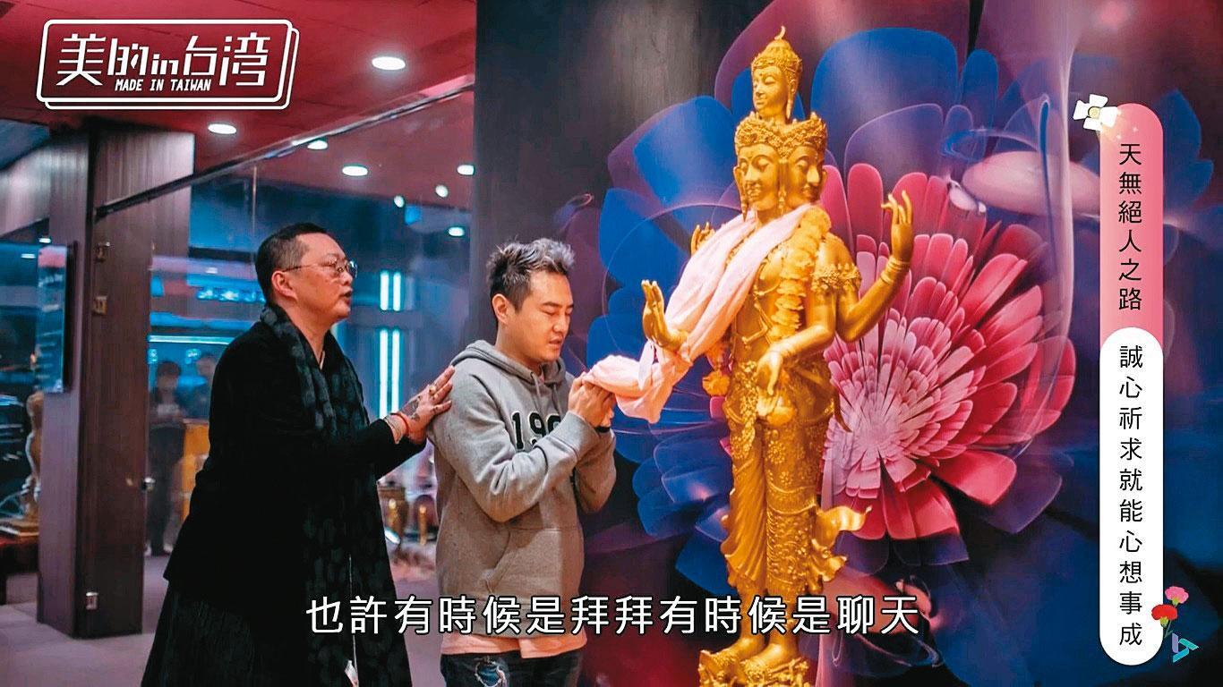 桃園蓮花廟曾舉辦愛神法會，藝人綠茶（右）也到場參拜。（翻攝年代MUCH台）